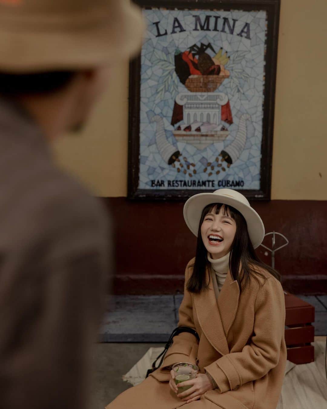 謝琦琦（Kiki）のインスタグラム：「看起來真像坐在古巴路邊跟隔壁鄰居聊天？  攝影師本人 @ccwu 詳細導覽 介紹 @dorothytheater 結合影像的強大周邊商品 還親自泡咖啡又被當前景的 完全享受貴賓級的待遇欸我  「我想念你了」瞬移古巴攝影展只到1/27喔  外套/ @no.11official  帽子/ @dresscodetw」