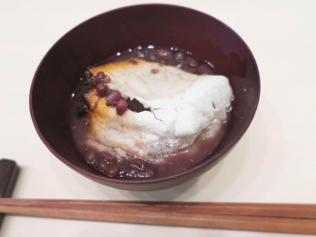 熊澤枝里子のインスタグラム：「今日は鏡開き。 ぜんざいをおやつに😋  小豆も、おもちも近所の和菓子やさんの出来立てを。 美味しすぎてほっぺたがおちる😚  成人の皆様おめでとうございます✨ ・ ・ ・ #1.11 #鏡開き #成人の日」