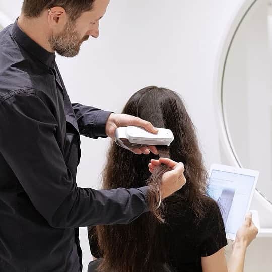 Schwarzkopf Professional Japanさんのインスタグラム写真 - (Schwarzkopf Professional JapanInstagram)「ファイバークリニクスのケアカクテル ﻿ ﻿ 10分で髪変わる ﻿ ﻿ 毛髪のダメージレベルや水分量など、一人ひとりの髪内部の状態を診断し、最適なケアカクテルを調合します。 ﻿ スマートアナライザーがあれば髪内部をスキャンして、最適なヘアカクテルをお客様にご提案できます。 ﻿ スマートアナライザー導入店舗、続々増加中！ ﻿ ﻿ #ファイバークリニクス #髪スキャン #Smartanalyzer #SalonLab ﻿ ﻿ #ケアカクテル #スマートアナライザー #カウンセリング #髪の悩み #カスタムトリートメント #ヘアケア #ダメージ毛 #枝毛 #枝毛ケア #トリートメント #シャンプー #ヘアマスク #ヘアパック #ストパー #ストレートパーマ #艶髪 #髪診断 #髪質診断 #髪質改善トリートメント #髪質改善 #ヘアエステ #縮毛 #ダメージケア #美髪 #天使の輪 ﻿#シュワルツコフプロフェッショナル」1月11日 16時35分 - schwarzkopfjapan