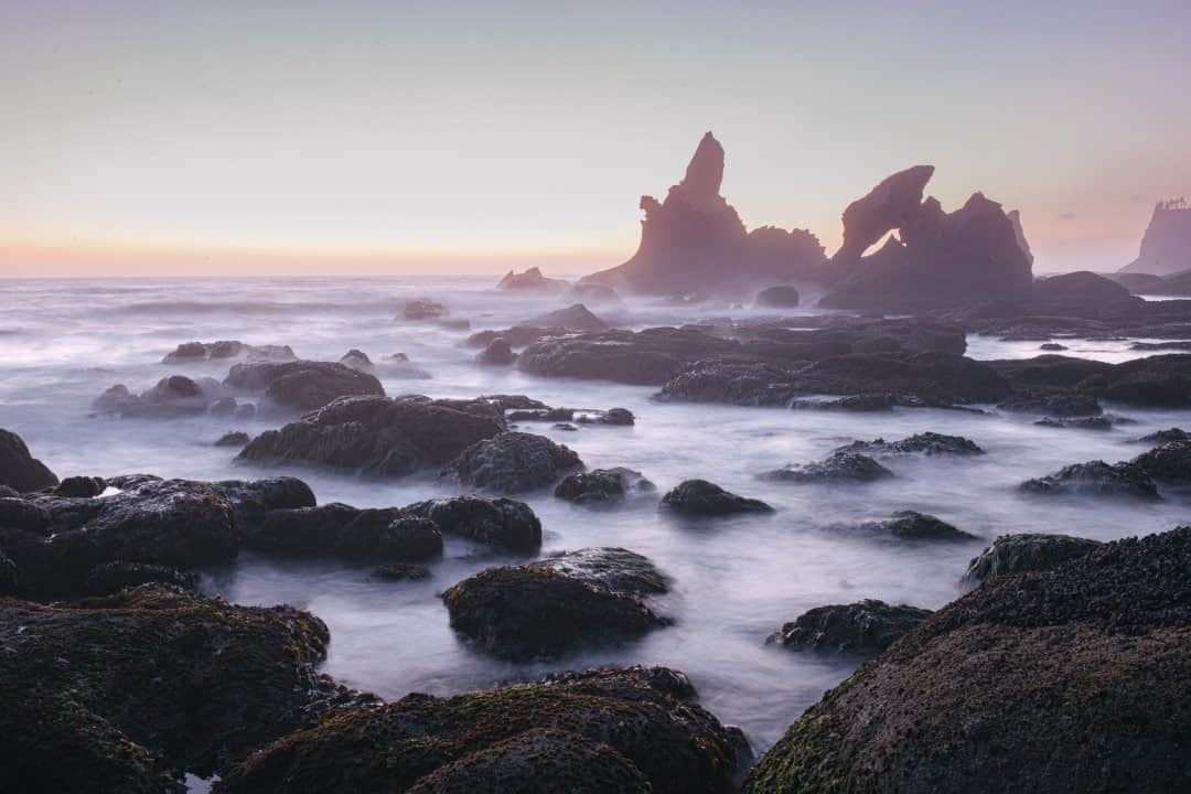 National Geographic Travelさんのインスタグラム写真 - (National Geographic TravelInstagram)「Photo by @kiliiiyuyan / A misty haze settles along the coastline at Point of the Arches in Washington State. Rock arches and tidal pools greet adventurous hikers here on the remote Olympic Peninsula and can be spectacular on the rare clear summer days. Follow me @kiliiiyuyan for more from remote landscapes around the globe. #washington #pointofthearches」1月11日 16時40分 - natgeotravel