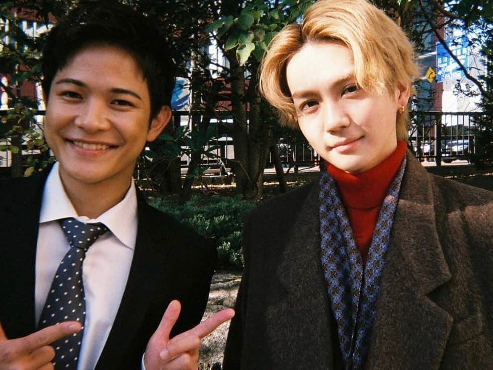 「年の差婚」ドラマイズム【公式】のインスタグラム：「. ／ いよいよ明日👏👏✨ ドラマ #年の差婚 💗 ４話が放送です❕ ＼  先日ちょっぴり隠していた オフショットを...🤫🤫♡  Twitterも是非見てくださいっ (プロフから飛んで下さい✈️) https://twitter.com/toshinosakon/status/1348535954508664844?s=21  ショーン✖️岩谷さんの スペシャルコンビ👏👏✨ #吉野北人 #岩谷翔吾   ４話は、明日深夜✨ MBS 25:14〜 TBS 25:43〜 ちょっぴり遅めのスタートです🥺🥺  ３話はコチラから☟ https://tver.jp/corner/f0064946  #葵わかな #竹財輝之助 #松本若菜 #小野寺晃良 #吉野北人 #河井青葉 #徳井優 #吹越満 #原因は自分にある。#hankun #ドラマイズム #ランペ #therampage」