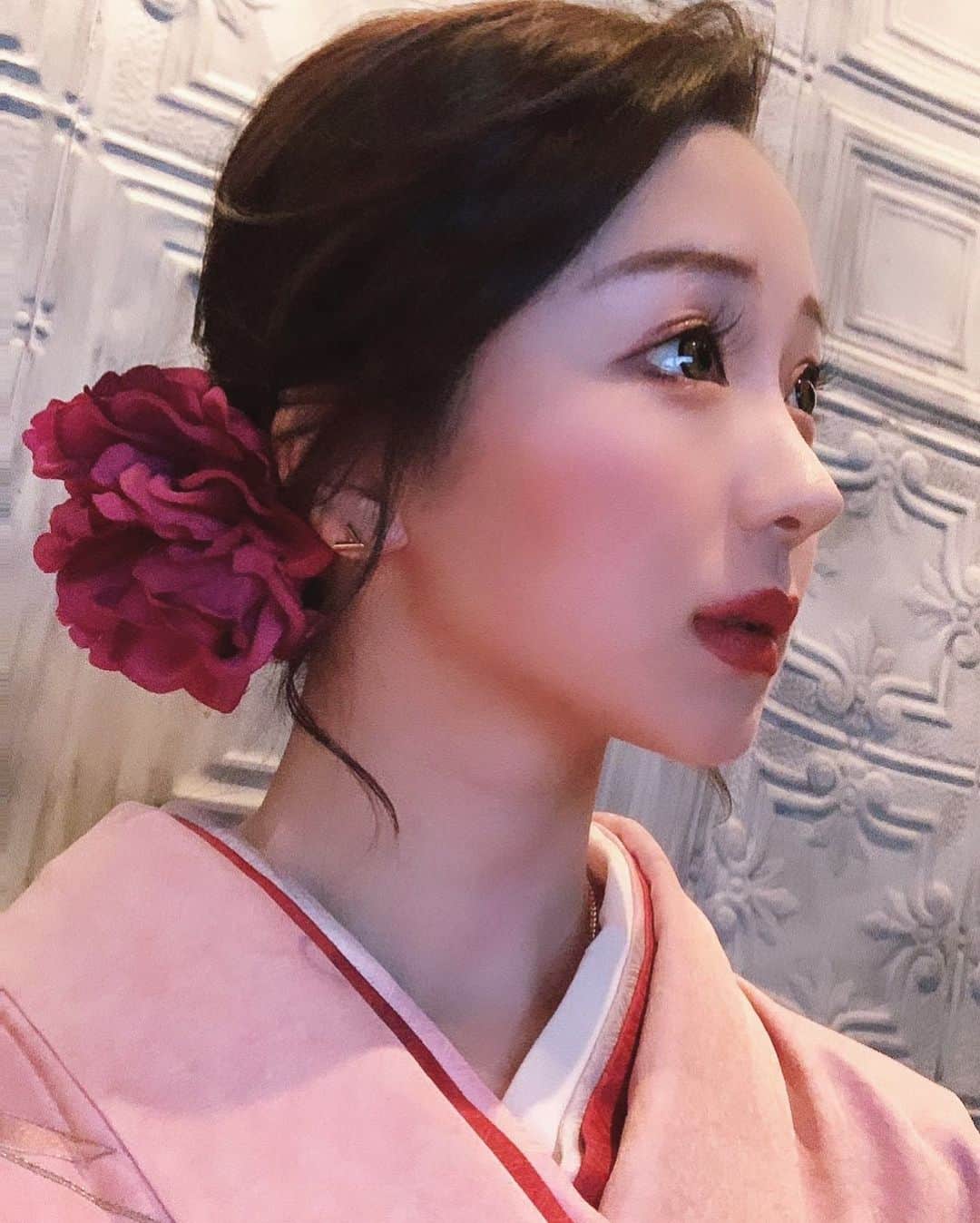 みたんのインスタグラム：「ホーム整理したくて上げ直し🙇‍♀️ すみません😢 #成人式 ではない。  . . . . . . . . . . . . . #冬メイク #横顔 #アイシャドウ  #韓国ファッション #メイク #韓国メイク　　 #韓国コスメ #韓国 #コスメレポ #コスメ　 #ポートレート #着物 #着物女子  #ファインダー越しの私の世界  #着物ヘアアレンジ #着物コーデ　 #美容整形 #美容 #スタイル  #六本木ファブリック #キャバ嬢  #kimonostyle #kimonofashion  #kimono #kimonogirl #japanesegirl  #portraitphotography #portrait  #followme」
