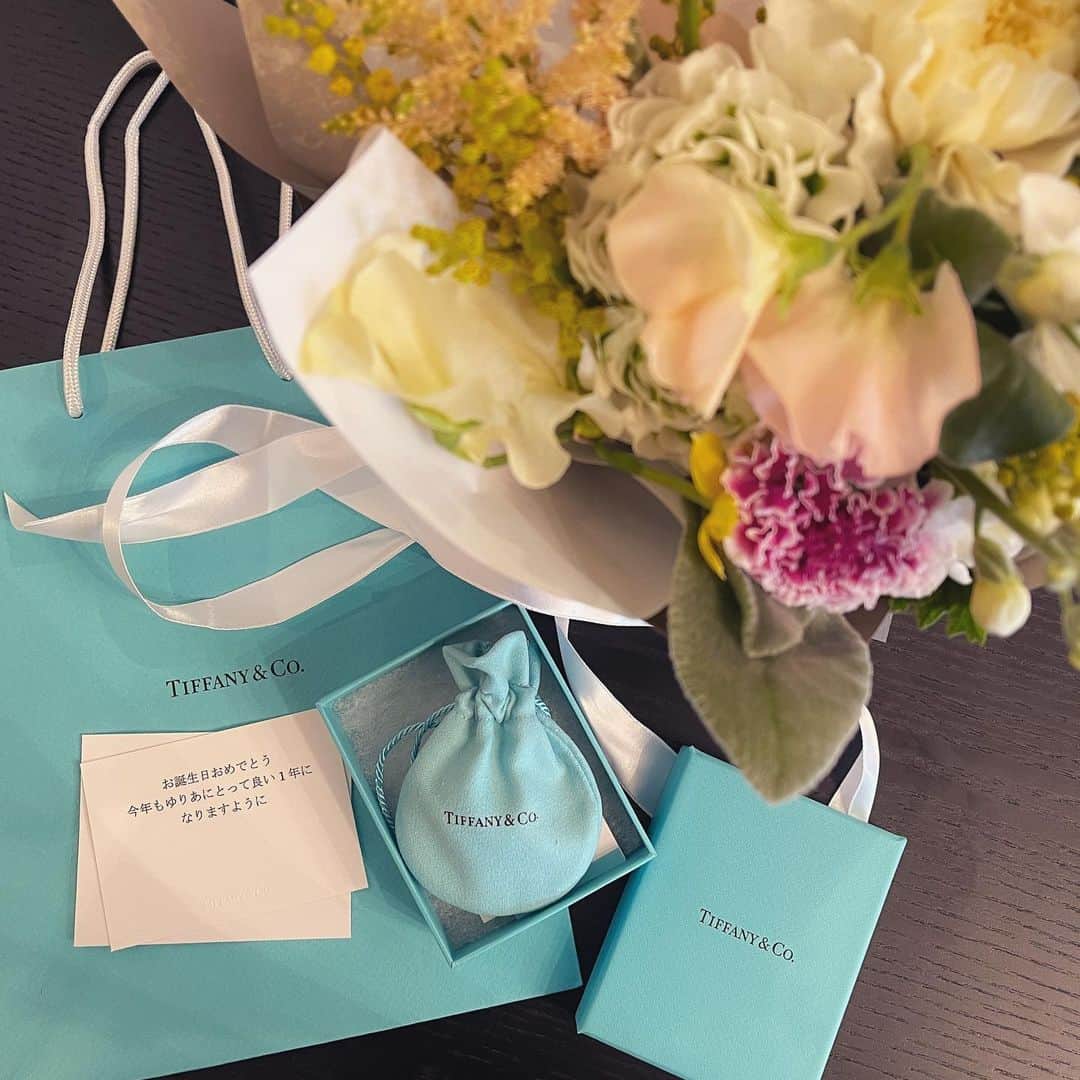DJ YURiAのインスタグラム：「♥️🎁💐♥️」