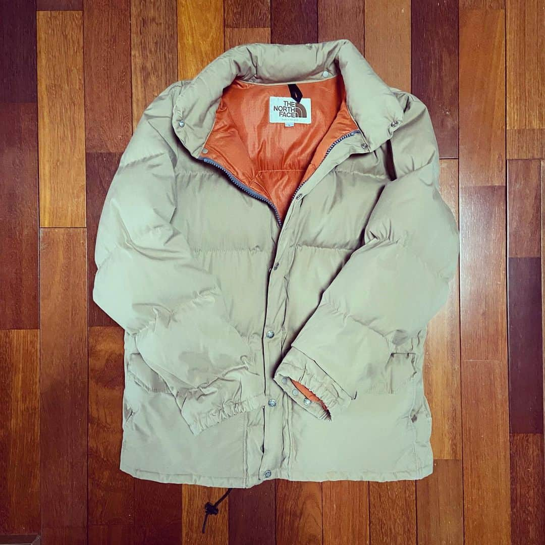 おおたうにさんのインスタグラム写真 - (おおたうにInstagram)「vintage down jacket 🧡 THE NORTH FACE 20代後半のとき、古着屋さんで1万円くらいだったでっかいダウン🦆 ノースリーブにこれを1枚引っ掛けてクラブに行くため❣️のもの。ふわふわフード流行りの時期で、それが無いため安かったんだと思う。ボタンとか中の色が好きだったけど、いかんせん大きいので、何度も処分しようかなーと思ってた。 けど🧡 とっといてよかったーー😆✨ #outfitoftheday #vintagefashion #thenorthface #雪降る噂ほんとかな」1月11日 16時47分 - outa_uni