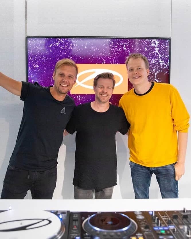 Armin Van Buurenのインスタグラム：「It's almost time to go down the rabbit hole.. Today I revealed the all-time A State of Trance TOP 1000 list, except for the last 50, you'll find out about those during episode 1000 on January 21st! Are you ready?! The non-stop countdown stream starts right after ASOT episode 999 this Thursday 10PM CET. For the overview of the first 950 titles check the #linkinbio⁠⠀ ⁠⠀」