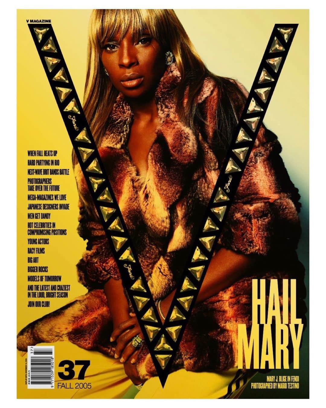 V Magazineさんのインスタグラム写真 - (V MagazineInstagram)「HAIL MARY—50 & Fabulous! ⭐️ Happy Birthday to the one and only @therealmaryjblige! The singer, songwriter, and Oscar nominated actress celebrates her 50th birthday today! 🎂 V are celebrating the multi-hyphenate megastar with a look back at her V37 cover from 2005, decked out in @fendi!⚡️  V LOVE YOU MARY! ♥️ — From V37 Fall 2005 Photography: @mariotestino Fashion: @PatrickKinmonth Makeup: @tompecheux Hair: @hairbyorlandopita」1月11日 22時16分 - vmagazine