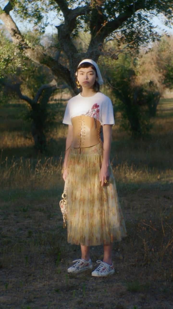 のインスタグラム：「Celebrate Lunar New Year with the special capsule by @MariaGraziaChiuri that captures the spirit of #DiorCruise 2021 in soft separates enlivened by the signature hibiscus flower motif. © @TenderNightParis」