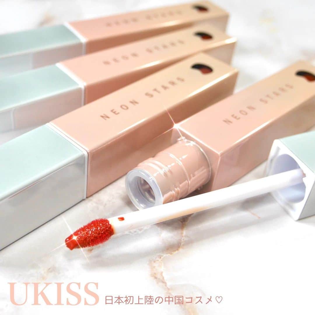 海老原りささんのインスタグラム写真 - (海老原りさInstagram)「🎀ukissのリップティント🎀﻿ ﻿ ﻿ ﻿ 中国で話題の大人気コスメ﻿ " ukiss "が日本初上陸〜👏🏻✨﻿ ﻿ こちらのブランドは﻿ 2019年に中国のトップインフルエンサーが﻿ おすすめしていて話題になったらしい🥺﻿ ﻿ 中国メイクアップブランド﻿ トップ10ビューティーV(美妆V)賞2018、﻿ 最優秀ブランド賞2017、﻿ ニューパワーブランドオブザイヤー2019など﻿ 多数の賞も獲得しているんだって🤚🏻✨﻿ ﻿ ✔︎ukiss ネオンスターズ リップティント ¥1,800(税抜)﻿ ＃01ブラックティー﻿ ＃02ストロベリージャム﻿ ＃08ピンクグレープフルーツ﻿ ＃10ニンジンジュース﻿ ﻿ 新鮮な果実のように﻿ はじけるような鮮やかカラー！🍊🍅﻿  画像で見るよりも全体的に赤味がある印象で 唇につけるとより赤味が強く発色するかも。 ﻿ ティント効果がしっかりあるので﻿ マスクメイクにも良さそうだったよ🤤﻿ ﻿ ﻿ ﻿ 2021年春以降、順次コスメチェーンで購入出来るよ✍🏻﻿ ■comma tea 池袋パルコ店﻿ ■comma tea 新宿サブナード店　﻿ ■comma tea吉祥寺マルイ店﻿ ■comma tea みなとみらいコレットマーレ店　﻿ ■comma tea 神戸マルイ店﻿ ■COSMEDELiウェブサイト﻿ @ukiss_jp_official @cosme_deli  #cosmedeli#ukiss#commatea#中国コスメ#中国メイク#チャイボーグ#中華コスメ#中華メイク#リップティント#ネオンスターズリップティント ﻿」1月11日 22時17分 - ebichan_nn_n