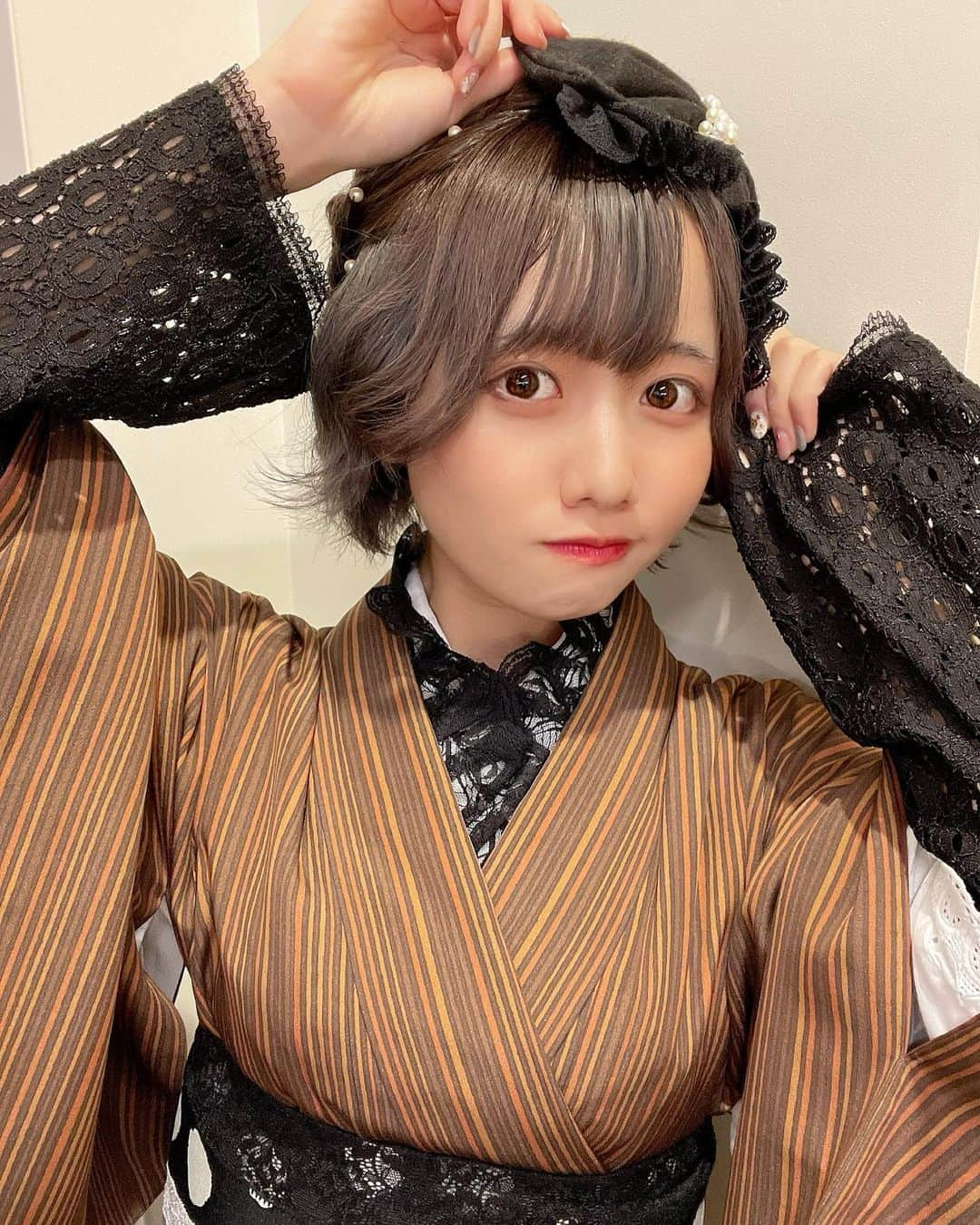 南茉莉花さんのインスタグラム写真 - (南茉莉花Instagram)「新成人ですってツイートしたかったけどこのネタ去年もやってた気がしたから新成人のコスプレですに思いとどまっチャータ✌🏻✌🏻✌🏻 どうかな？  #新成人  #成人式  #成人式ヘア #レトロ #モダン  #着物 #着物ヘア #晴れ着  #黒コーデ  #ショートボブ  #ヘアアレンジ #idol #japan #japanese」1月11日 22時21分 - marika_ramen