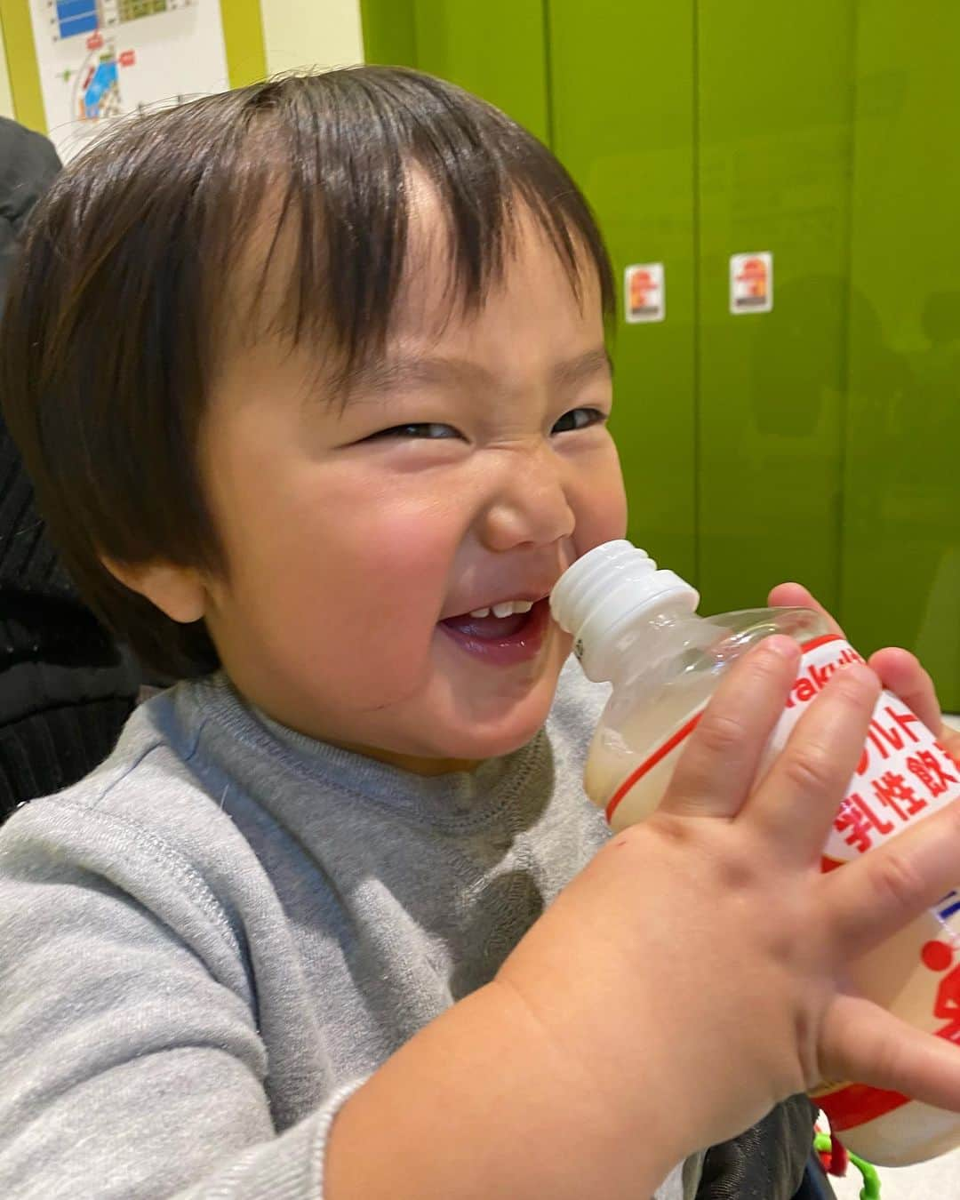 輝良まさとさんのインスタグラム写真 - (輝良まさとInstagram)「・ 真那人、今日で1歳7ヶ月に❤️ おめでとう😆❤️早いもんだ💨 ・ もぅお外遊びは私が寒さに耐えられないので、今日はららぽーとエキスポシティへ遊びに行ってきました❣️ あーーんなに広いのに前行った時も今日も行った場所はフードコートとひつじのショーンの遊び場と外にある空の広場だけ😂😂笑 ショッピングなんてこれっぽっちもしてないし、ウィンドウショッピングも全くもってしてません😂😂笑 ・ ひつじのショーンが意外と遊べる場所が少なかったので（私的にここ場所持て余してない？もっと遊具とか設置すればいいのにと思ってしまった😅）、小一時間ほど遊んでそのあとニフレルに行ってみました‼️ ・ ニフレル、期待していなかったのですが思ってたより良かった❣️ 真那人も色々な魚を見ながら楽しそうに歩き回っていたし、ホワイトタイガーやワニ、カピバラやワオキツネザルなどもいてここはリピートありだな👍 ・ ららぽーとエキスポシティ、今度は1人でゆっくり回ってみたいもんです🤣笑 ・ ・ ・ #ららぽーとエキスポシティ#ニフレル#ひつじのショーン#レインボーベビー#レインボーベビー真那人#令和元年ベビー#6月生まれ#1歳#1歳7ヶ月#なりました#赤ちゃん#赤ちゃんのいる生活#ままのて#ママリ#ベビフル#可愛い#愛おしい」1月11日 22時21分 - kirahama0703