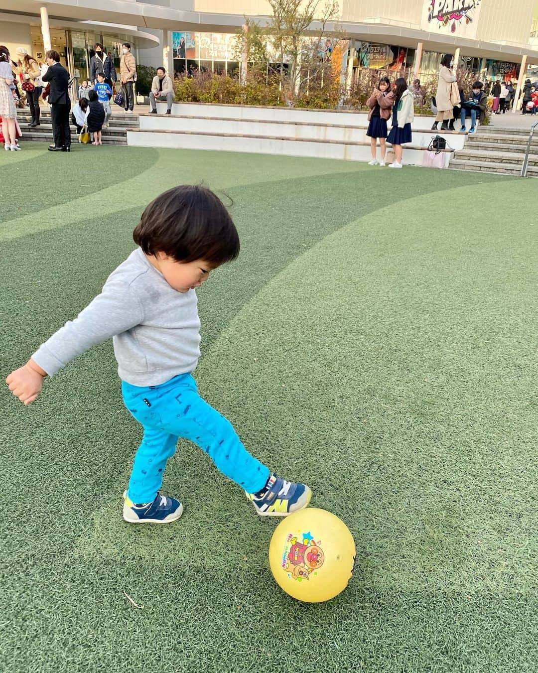 輝良まさとさんのインスタグラム写真 - (輝良まさとInstagram)「・ 真那人、今日で1歳7ヶ月に❤️ おめでとう😆❤️早いもんだ💨 ・ もぅお外遊びは私が寒さに耐えられないので、今日はららぽーとエキスポシティへ遊びに行ってきました❣️ あーーんなに広いのに前行った時も今日も行った場所はフードコートとひつじのショーンの遊び場と外にある空の広場だけ😂😂笑 ショッピングなんてこれっぽっちもしてないし、ウィンドウショッピングも全くもってしてません😂😂笑 ・ ひつじのショーンが意外と遊べる場所が少なかったので（私的にここ場所持て余してない？もっと遊具とか設置すればいいのにと思ってしまった😅）、小一時間ほど遊んでそのあとニフレルに行ってみました‼️ ・ ニフレル、期待していなかったのですが思ってたより良かった❣️ 真那人も色々な魚を見ながら楽しそうに歩き回っていたし、ホワイトタイガーやワニ、カピバラやワオキツネザルなどもいてここはリピートありだな👍 ・ ららぽーとエキスポシティ、今度は1人でゆっくり回ってみたいもんです🤣笑 ・ ・ ・ #ららぽーとエキスポシティ#ニフレル#ひつじのショーン#レインボーベビー#レインボーベビー真那人#令和元年ベビー#6月生まれ#1歳#1歳7ヶ月#なりました#赤ちゃん#赤ちゃんのいる生活#ままのて#ママリ#ベビフル#可愛い#愛おしい」1月11日 22時21分 - kirahama0703