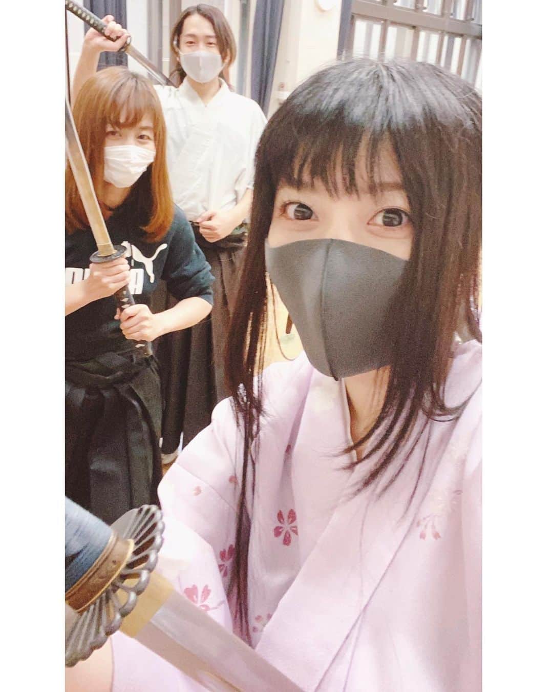 鈴華ゆう子のインスタグラム：「今日は剣舞の稽古でした！体験で私の友達のピアニストたまちゃんが来たー！#剣舞 #鈴華ゆう子 #広田圭美 #入倉慶志郎 #壮心流  #刀 #日本刀 #katana #kenbu」