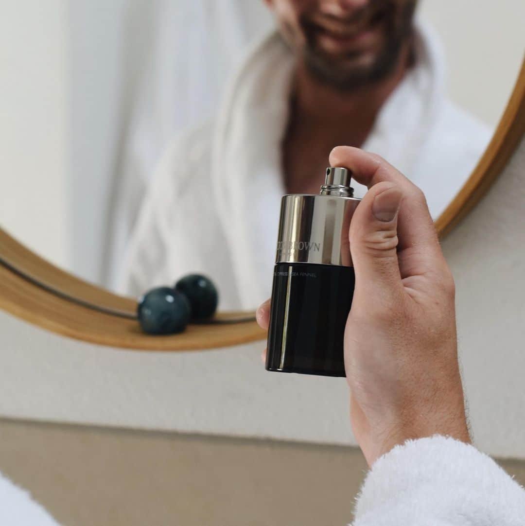 モルトンブラウンのインスタグラム：「Morning routines should always start with a spritz (or two, or three) of your favourite Eau de Parfum. Russian Leather is our scent of choice this week – which is it for you? (ph. @rddw)」