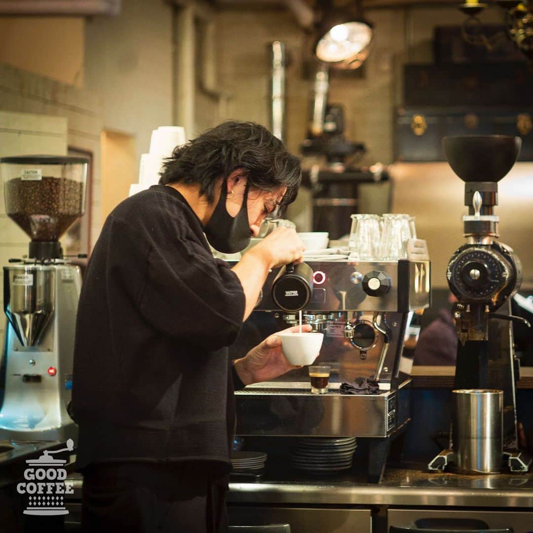 goodcoffeemeさんのインスタグラム写真 - (goodcoffeemeInstagram)「. ☕️ Good Coffee Crew Recommend Shop Info ☕️  【GLITCH COFFEE & ROASTERS (@glitch_coffee) ／ 東京・神保町】 GC Crew：@tomo__110  「Glitchは2015年神田・神保町にオープン以降、シングルオリジンコーヒーのライトローストでコーヒー業界でも先駆的な存在です。 そのコーヒーは産地にこだわり、私達がいつ訪れてもフルーティーでこれがコーヒーなのかと思わせる、素敵なコーヒーロースターです。」  — 📍東京都千代田区神田錦町3-16 香村ビル1F 🕘8:00～19:00（土日 9:00〜19:00） 定休日：なし —」1月11日 17時00分 - goodcoffeeme