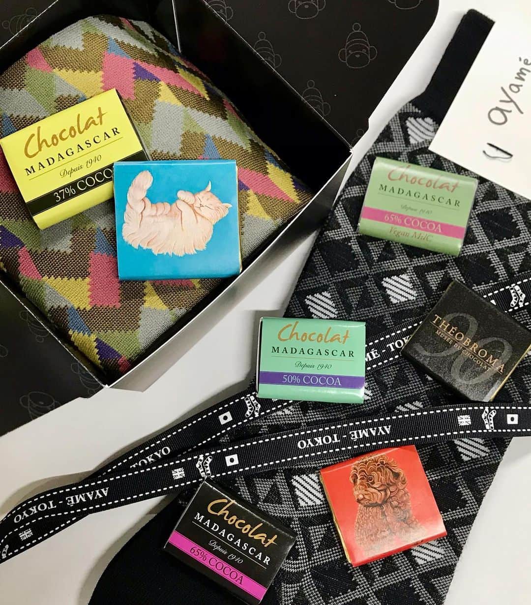 アヤメのインスタグラム：「Chocolate and socks🍫💝🧦 そうこうしてるうちにバレンタインが今年もやって来る✨チョコ持込みでギフトラッピング承り〼 #valentainsday #socksforhim #バレンタインギフト #ayamesocks #くつした #🧦 #cacaostore #代々木八幡グルメ #奥渋 #カカオストア #theobroma #テオブロマ」