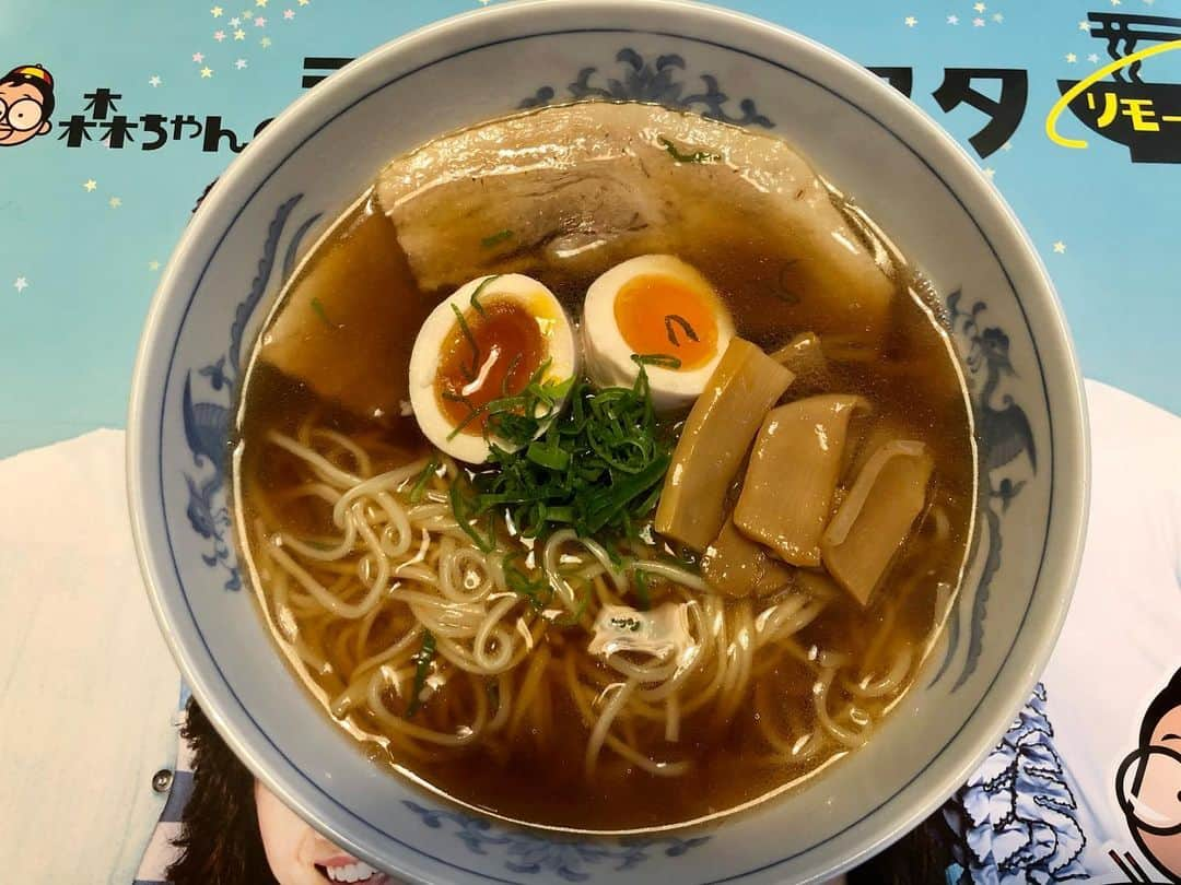 尾山憲一さんのインスタグラム写真 - (尾山憲一Instagram)「５杯目🍜　〜祝・成人〜  #麺や凛 #麺や凛の特製魚介醤油  シンプルにあっさりとしたスープ。それでいて、魚介の風味や旨味などはしっかり凝縮され、細麺もスルスルっと胃の中にインしました！  大きな２枚のチャーシューめちゃくちゃ美味でした😊  ごちそうさまでした😊  https://www.ytv.co.jp/cematin/ramen-festa/  #ラーメンフェスタリモート #ラーフェスリモート #ウマ顔コンテスト #進化型冷凍ラーメン  #何杯いけるかな #お仕事ですよ #せっかく身体絞ったけど #ラーフェスには勝てない  #ステイホーム #stayhome   #成人式 #成人 #祝成人 #高校サッカー #山梨学院 #大学ラグビー #天理大学 #優勝おめでとうございます」1月11日 16時57分 - oyama_ken1_ytv