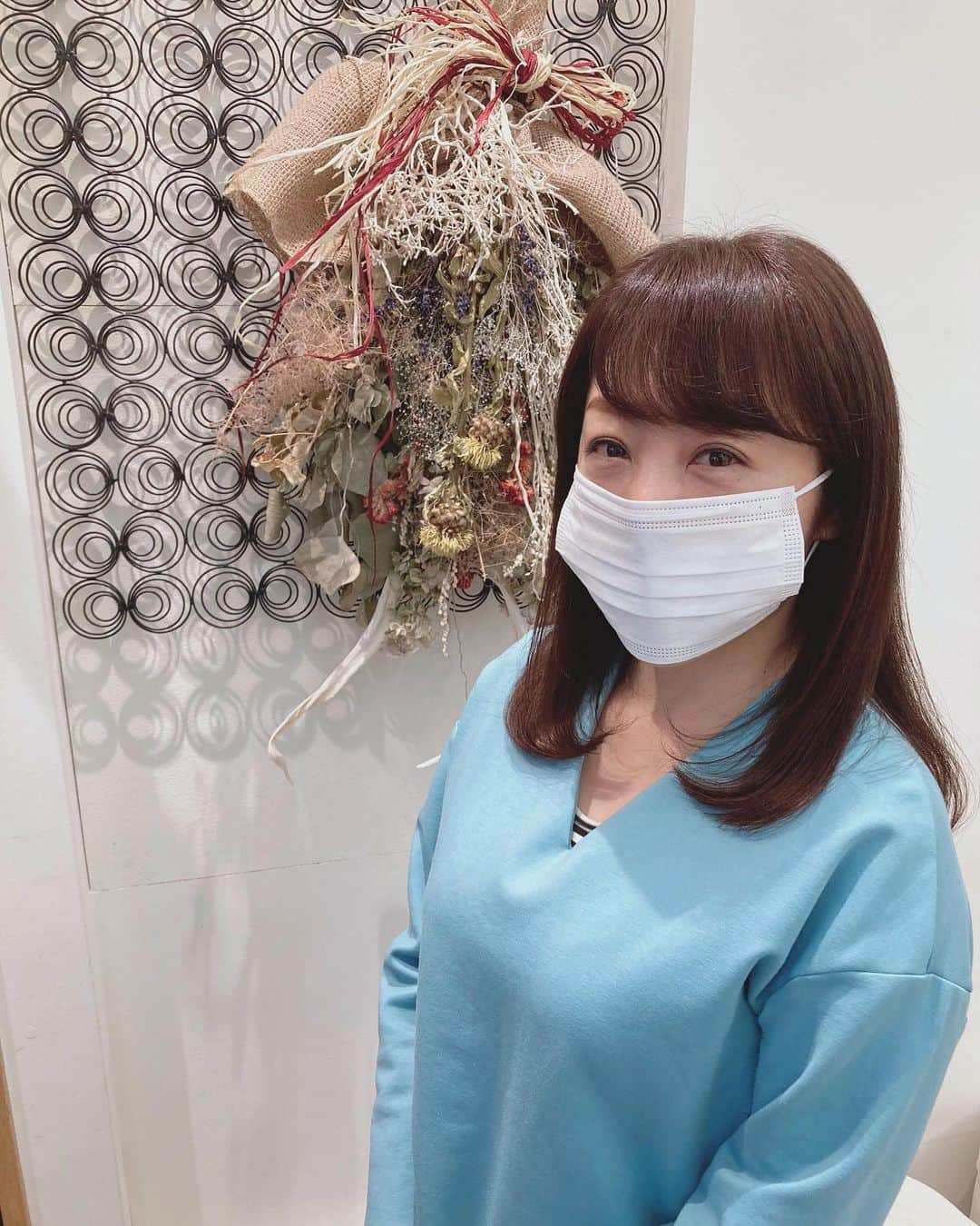 山口ひろみさんのインスタグラム写真 - (山口ひろみInstagram)「先日は、いつもお世話になっている美容室へ💇‍♀️ 行くかどうか迷ったけれど、昨年から行きたいのをずーっと我慢していたので、思いきって行ってきました💨 ヘッドスパもしっかりしていただいて、頭も目もスッキリ😍 街も電車もやはり人が少なかったです🚇 もちろん私も終わったらすぐ帰宅しました😊 #山口ひろみ #美容室 #いつもありがとうございます😊  #カットカラー #ヘッドスパ #トリートメント #頭スッキリ #目スッキリ #リフレッシュ大事  #終わったらすぐ帰宅」1月11日 16時57分 - hiromiyamaguchi_official