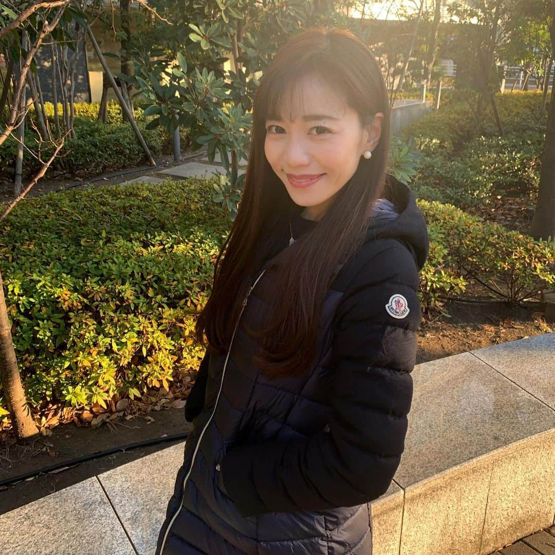 福山唯のインスタグラム：「ポッケの中にはホッカイロ🐸 寒いよ寒いよ❄️ . . 手袋していても、これだけ寒いと指先は冷たくなっちゃう🥺❄️ ホッカイロは必須🙌 . . 写真の時にマスクを外しら、空気が本当に冷たくて、寒くて、マスクの温かさを感じたよ😷w . . とにかく今は気をつけて、みんなが思いやりの心を持って過ごせるといいな🥺 頑張りましょう♡ . . #お散歩 #ストレートヘア　#ロングヘア　#staysafe  #downjacket #moncler 💙」