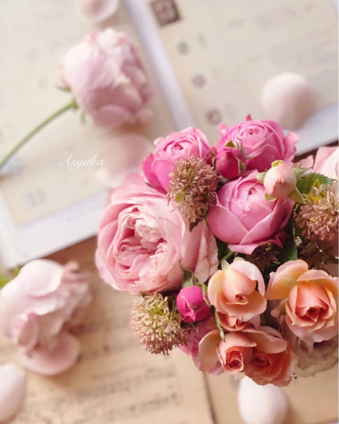 Yuka Kaedeさんのインスタグラム写真 - (Yuka KaedeInstagram)「おうちカフェ♡ . . 今日はお花の入荷日でしたので寄って帰りました。 可愛い薔薇がいっぱいでしたよ〜‼︎ 今回はラブリーカラーをチョイス。 苺ソーダを作っておうちカフェです♪(^^)  いつも苺を刻んで三ツ矢サイダーで割ってます。 苺シャンパンにすると美味しくて飲み過ぎるので 気をつけましょう。 . . . #淀屋橋花屋アトリエk #薔薇好き #バラ好きな人と繋がりたい#バラ好き #アシュカの花あそび #_asyuka_」1月11日 17時09分 - _asyuka_