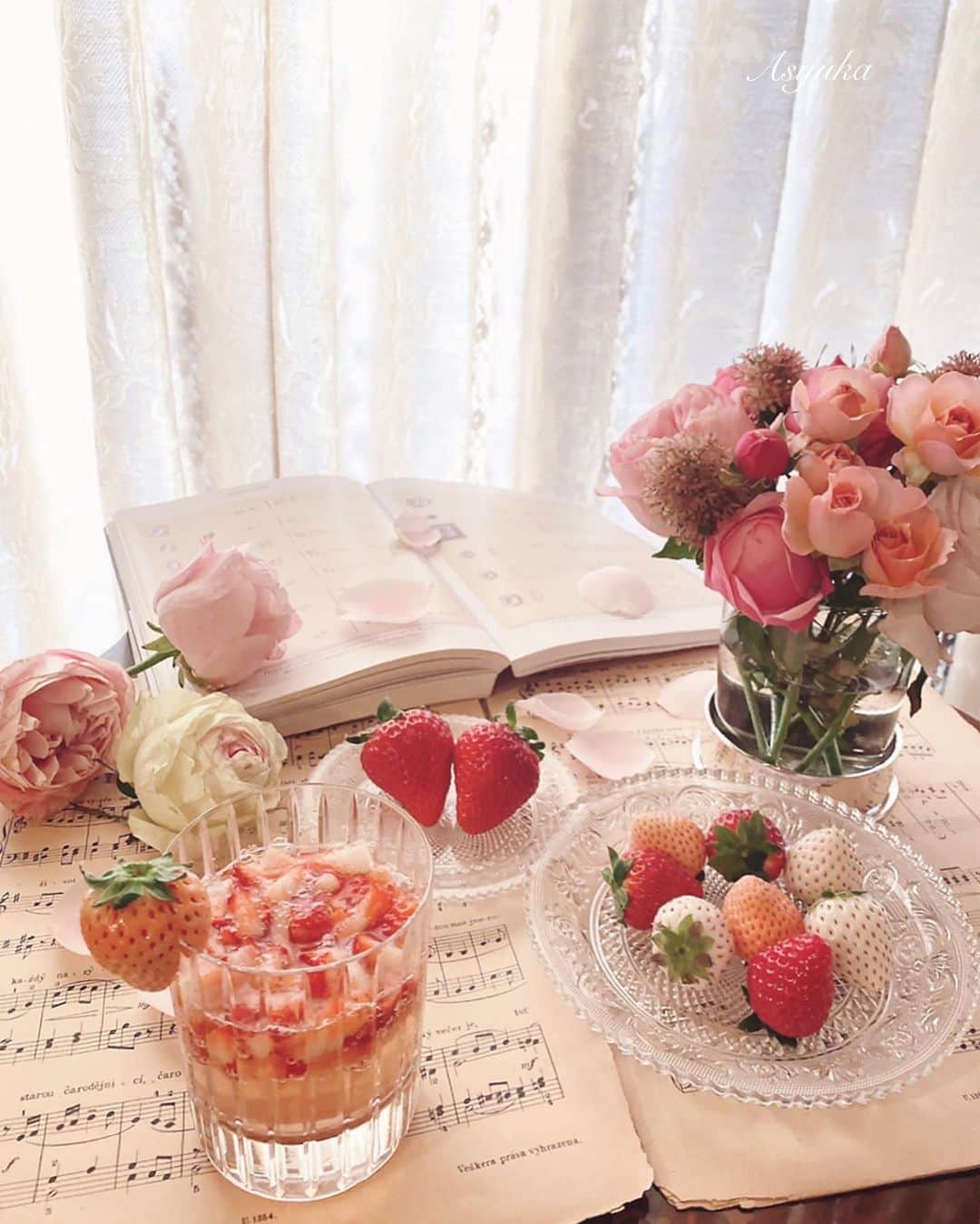 Yuka Kaedeさんのインスタグラム写真 - (Yuka KaedeInstagram)「おうちカフェ♡ . . 今日はお花の入荷日でしたので寄って帰りました。 可愛い薔薇がいっぱいでしたよ〜‼︎ 今回はラブリーカラーをチョイス。 苺ソーダを作っておうちカフェです♪(^^)  いつも苺を刻んで三ツ矢サイダーで割ってます。 苺シャンパンにすると美味しくて飲み過ぎるので 気をつけましょう。 . . . #淀屋橋花屋アトリエk #薔薇好き #バラ好きな人と繋がりたい#バラ好き #アシュカの花あそび #_asyuka_」1月11日 17時09分 - _asyuka_