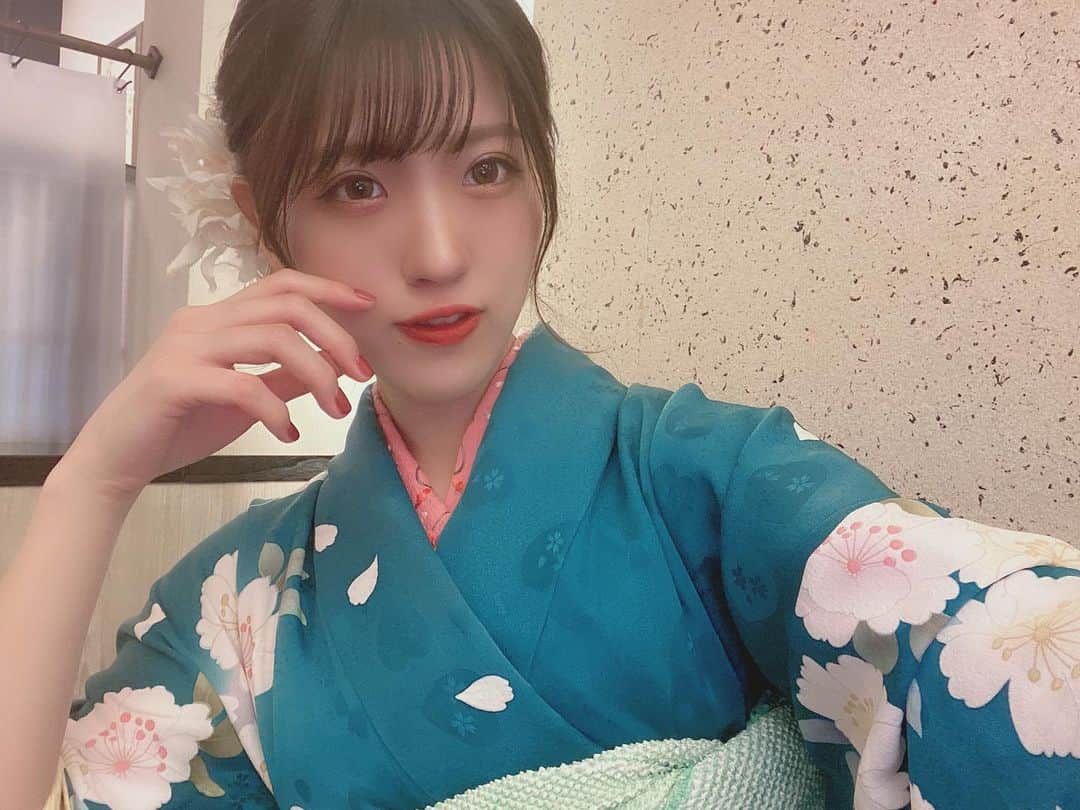 横山なつみのインスタグラム：「新成人のみなさん おめでとうございます☻   わたしの妹も今年成人でした やーっと大人になったんだなぁ泣 今年は式が延期や中止になってて かわいそうだけど、振袖可愛かったよ⛩ 素敵な大人になれ〜！  #振袖 #成人の日 #着物 #japan」