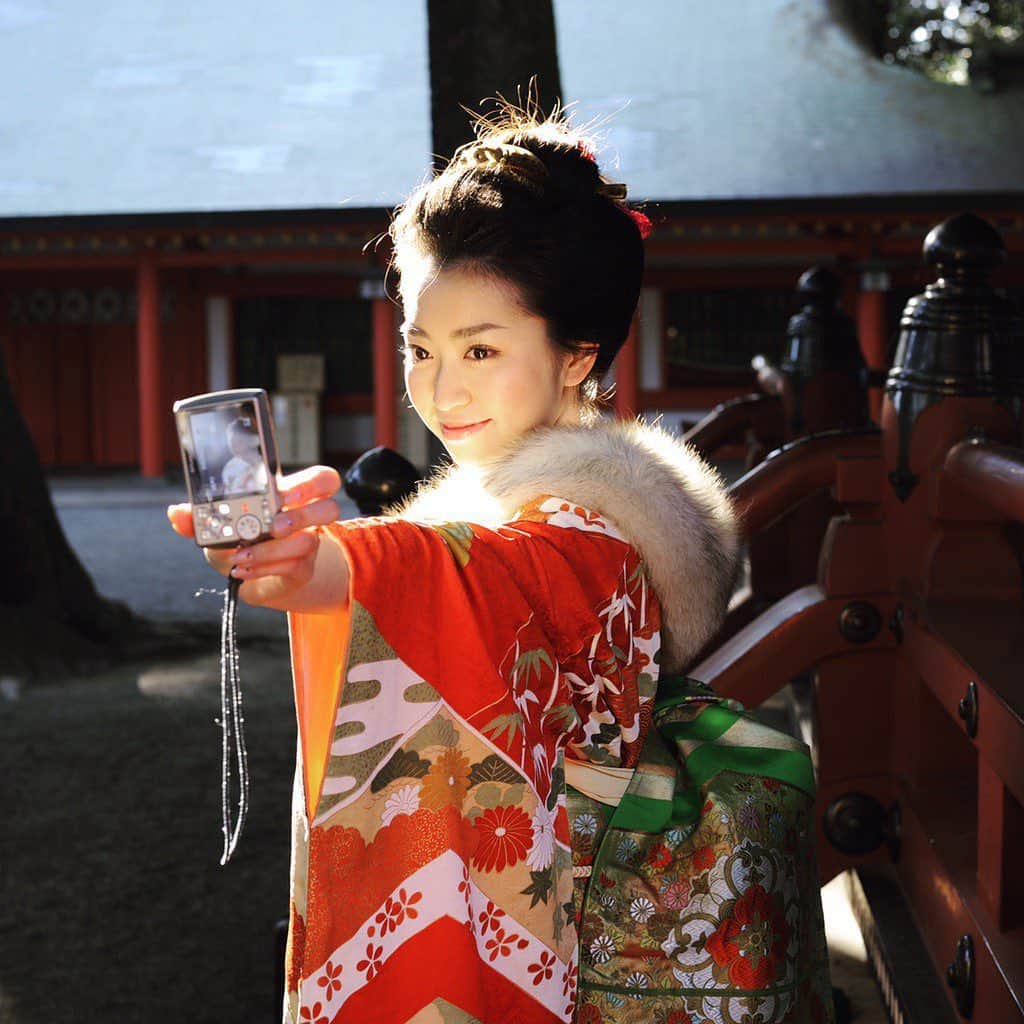 中里亜美のインスタグラム：「12年前の成人式。 母に地毛で日本髪を結ってもらったことが自慢です。 新成人の皆さんおめでとうございます㊗️  #成人式 #日本髪 #眉毛どうした」