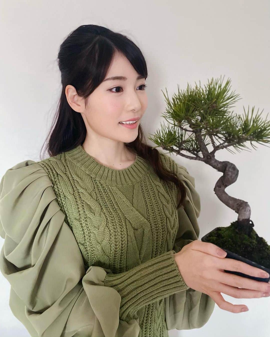 竹俣紅さんのインスタグラム写真 - (竹俣紅Instagram)「🌿﻿ 偶然、松の盆栽とカップルコーデになっていて、笑ってしまった😂﻿ ﻿ ﻿ 東京にも雪が降るかもしれないということで、﻿ ひとまず盆栽を室内に避難させました。﻿ ﻿ ﻿ #stayhome﻿ #竹俣紅」1月11日 17時01分 - benitakemata_official