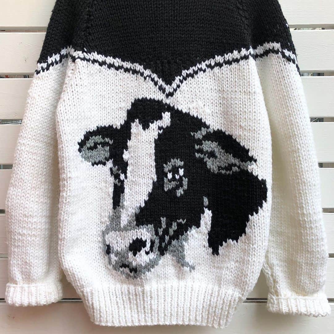 NUTTY Vintage&Collectibleのインスタグラム：「☀︎RECOMMEND VINTAGE☀︎  💭MOW〰️🐄🐂🐃  ☑︎vtg cow motif cowichan like knit cardigan  むっちりもちもち肉厚のニットカーディガン。 今年の干支「牛」のモチーフです🐮  密度を詰めて編まれているため、厳しい寒さの今の時期にぴったり！です☃️  機能性と可愛さを持ち合わせた ハンドニットならではの温かみをお楽しみください♡  🛒VINTAGE ONLINE STOREにてお買い求めいただけます🛒  ┈┈┈┈┈┈┈┈┈┈┈┈┈┈┈┈┈  バイヤー選りすぐりの アメリカより買い付けたばかりのNEWアイテムは メンテナンス後、順次お出ししております！  SNS掲載アイテムは通販も可能ですので お気軽にお問い合わせ下さい💌  NUTTYで今冬のお洒落を お楽しみいただけますように…♡  ┈┈┈┈┈┈┈┈┈┈┈┈┈┈┈┈┈  🎉2021🌅新春初売りSALEのお知らせ🎉  🎍店内チケットのついたアイテム⭕️10%OFF〜50%OFF⭕️！ 🎍ONLINE STOREセールアイテム続々掲載中！  店頭＆ONLINE STORE共にどうぞお楽しみ下さい🔜  ┈┈┈┈┈┈┈┈┈┈┈┈┈┈┈┈┈」