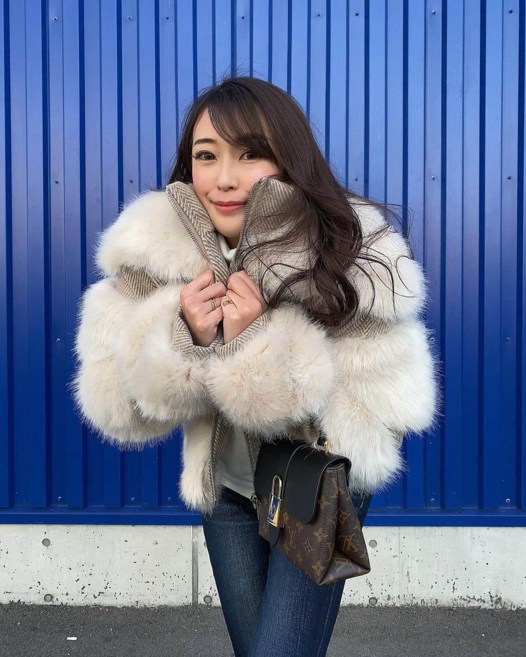 のインスタグラム：「𝐓𝐨𝐝𝐚𝐲'𝐬 𝐜𝐨𝐝𝐞﻿ ﻿ Outer... @selectshop.brillant Tops... @gu_global  Pants... @moussyofficial  Boots... @esperanza_official  ﻿Bag... @louisvuitton  ﻿ ﻿ .」