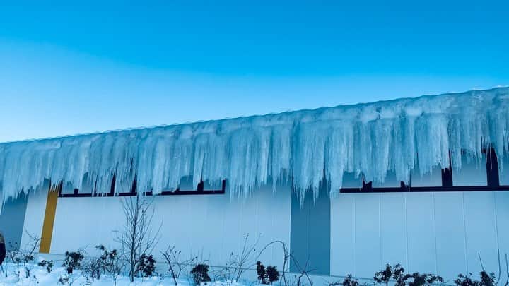 のインスタグラム：「こんな氷柱、初めて見たー❄️💧  #氷柱  #つらら #Icicles #イオン下田  #青森県おいらせ町」