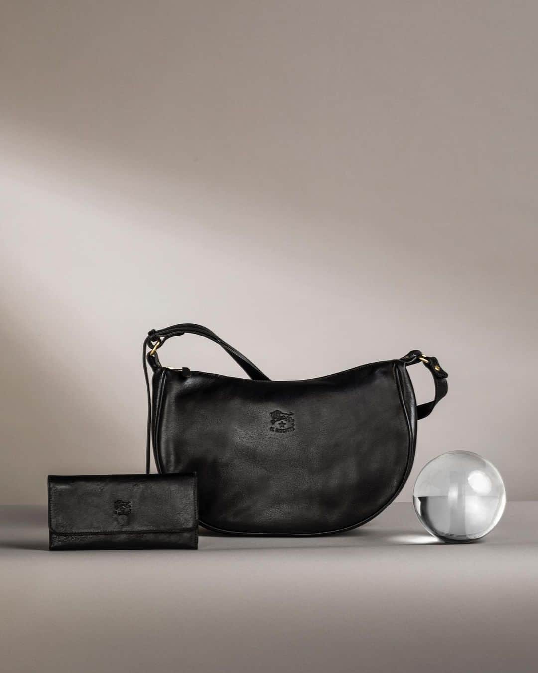 イルビゾンテのインスタグラム：「Two is better than one! Our Black Set perfectly combines two iconic products at an affordable price. Irresistible, right?  #ilbisonte #sustainability #madeinitaly #leatherbag #leatherwallet」