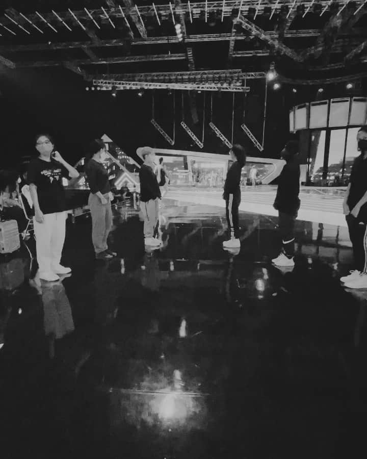 のインスタグラム：「Stage life. Last Rehearsal before tonight 🤍  #AGNEZMO」