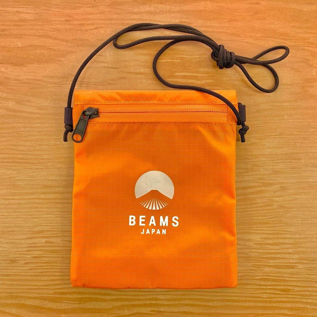 のインスタグラム：「〈NEW ARRIVAL〉  ＜バンダイ × BEAMS JAPAN＞の初コラボ 「食玩」の魅力を発信する 『食玩ジャパン』プロジェクトが始動  ーーーーーーーーーーーーーーーーーーーーーーーー  ① ビームス ジャパン 食服 がったいふく Tシャツ  ▼Item No. 56-82-0704-049 ¥7,000+tax （M,L）  『がったいふく』のベースになる マジックテープが本体についた 速乾性生地を使用した ＜ビームス ジャパン＞オリジナルのTシャツ。  ーーーーーーーーーーーーーーーーーーーーーーーー  ②③ ビームス ジャパン 食服 がったいふく  合体サコッシュ S,Mサイズ  ▼Item No. 56-82-0705-131 ¥3,800+tax （S）  ▼Item No. 56-82-0706-131 ¥4,000+tax （M）  オリジナルデザインのサコッシュ。 裏面にはマジックテープがついており、 ベースのTシャツに装着可能。 もちろん、単品での使用も可能な便利アイテムです。  ーーーーーーーーーーーーーーーーーーーーーーーー  ④ ビームス ジャパン 食服 がったいふく 合体バンダナ  ▼Item No. 56-82-0707-271 ¥2,600+tax   オリジナルデザインのバンダナ。 よく見ると柄の中には富士山の形が隠されています。付属のカラビナで本体に引っ掛けても良し、 ひもを使って肩に固定するのも良し、 ユニークなバンダナです。 もちろん単品での使用も可能です。  ーーーーーーーーーーーーーーーーーーーーーーーー  ⑤ ビームス ジャパン 食服 がったいふく 合体パスケース  ▼Item No. 56-82-0708-877 ¥2,300+tax   オリジナルデザインのベースＴシャツに 合体できるリフレクターパスケース。 裏面のマジックテープやカラビナで ベースTシャツに装着します。 カラビナは蓄光仕様で、 光を反射する本体との機能面での コントラストが特徴で単品での使用も 可能なアイテムに仕上がっています。  ーーーーーーーーーーーーーーーーーーーーーーーー  ＜BANDAI＞の『食玩』をオマージュして ＜ビームス ジャパン＞が提案する『食服』は、 食品服飾の略で、いわゆる”おまけ”として 服飾アイテムを添付した商品です。  食玩でもよく見られる、 コレクター心をくすぐる要素でもある、 集める+合体を取り入れた アパレルアイテムに仕上がりました。ガム1つ入り。  ーーーーーーーーーーーーーーーーーーーーーーーー  ▼お問い合わせ電話番号 BEAMS JAPAN 1F ☎︎ 03-5368-7314  #beams  #beamsjapan  #beamsjapan1st  #ビームスジャパン #新宿 #新宿三丁目 #BANDAI #バンダイ #食服 #合体服 #食玩ジャパン」