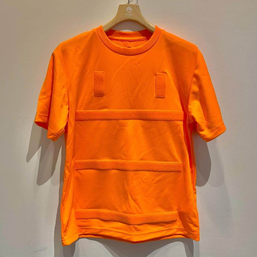 のインスタグラム：「〈NEW ARRIVAL〉  ＜バンダイ × BEAMS JAPAN＞の初コラボ 「食玩」の魅力を発信する 『食玩ジャパン』プロジェクトが始動  ーーーーーーーーーーーーーーーーーーーーーーーー  ① ビームス ジャパン 食服 がったいふく Tシャツ  ▼Item No. 56-82-0704-049 ¥7,000+tax （M,L）  『がったいふく』のベースになる マジックテープが本体についた 速乾性生地を使用した ＜ビームス ジャパン＞オリジナルのTシャツ。  ーーーーーーーーーーーーーーーーーーーーーーーー  ②③ ビームス ジャパン 食服 がったいふく  合体サコッシュ S,Mサイズ  ▼Item No. 56-82-0705-131 ¥3,800+tax （S）  ▼Item No. 56-82-0706-131 ¥4,000+tax （M）  オリジナルデザインのサコッシュ。 裏面にはマジックテープがついており、 ベースのTシャツに装着可能。 もちろん、単品での使用も可能な便利アイテムです。  ーーーーーーーーーーーーーーーーーーーーーーーー  ④ ビームス ジャパン 食服 がったいふく 合体バンダナ  ▼Item No. 56-82-0707-271 ¥2,300+tax   オリジナルデザインのバンダナ。 よく見ると柄の中には富士山の形が隠されています。付属のカラビナで本体に引っ掛けても良し、 ひもを使って肩に固定するのも良し、 ユニークなバンダナです。 もちろん単品での使用も可能です。  ーーーーーーーーーーーーーーーーーーーーーーーー  ⑤ ビームス ジャパン 食服 がったいふく 合体パスケース  ▼Item No. 56-82-0708-877 ¥2,600+tax   オリジナルデザインのベースＴシャツに 合体できるリフレクターパスケース。 裏面のマジックテープやカラビナで ベースTシャツに装着します。 カラビナは蓄光仕様で、 光を反射する本体との機能面での コントラストが特徴で単品での使用も 可能なアイテムに仕上がっています。  ーーーーーーーーーーーーーーーーーーーーーーーー  ＜BANDAI＞の『食玩』をオマージュして ＜ビームス ジャパン＞が提案する『食服』は、 食品服飾の略で、いわゆる”おまけ”として 服飾アイテムを添付した商品です。  食玩でもよく見られる、 コレクター心をくすぐる要素でもある、 集める+合体を取り入れた アパレルアイテムに仕上がりました。ガム1つ入り。  ーーーーーーーーーーーーーーーーーーーーーーーー  ▼お問い合わせ電話番号 BEAMS JAPAN 1F ☎︎ 03-5368-7314  #beams  #beamsjapan  #beamsjapan1st  #ビームスジャパン #新宿 #新宿三丁目 #BANDAI #バンダイ #食服 #合体服 #食玩ジャパン」