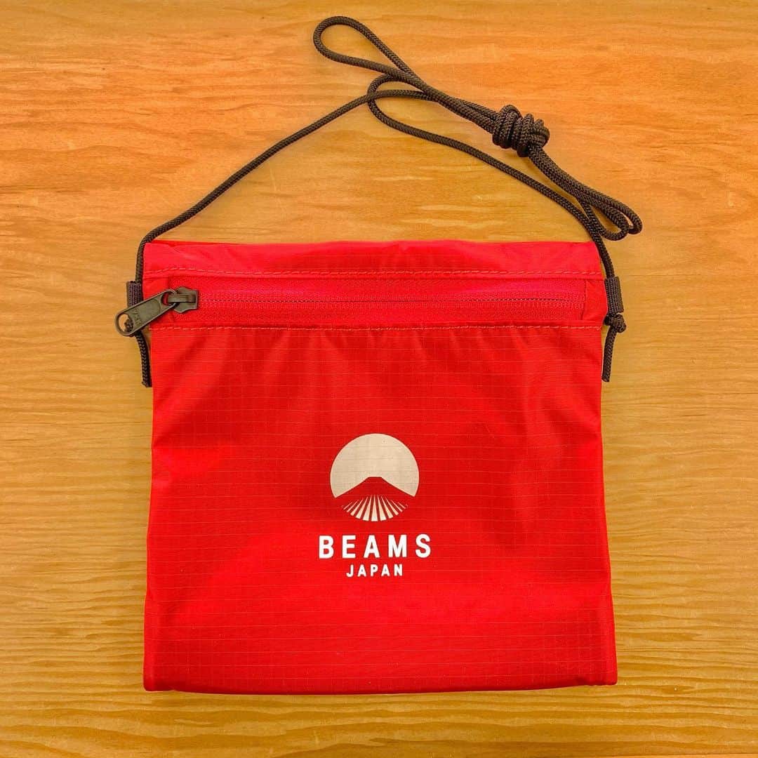 のインスタグラム：「〈NEW ARRIVAL〉  ＜バンダイ × BEAMS JAPAN＞の初コラボ 「食玩」の魅力を発信する 『食玩ジャパン』プロジェクトが始動  ーーーーーーーーーーーーーーーーーーーーーーーー  ① ビームス ジャパン 食服 がったいふく Tシャツ  ▼Item No. 56-82-0704-049 ¥7,000+tax （M,L）  『がったいふく』のベースになる マジックテープが本体についた 速乾性生地を使用した ＜ビームス ジャパン＞オリジナルのTシャツ。  ーーーーーーーーーーーーーーーーーーーーーーーー  ②③ ビームス ジャパン 食服 がったいふく  合体サコッシュ S,Mサイズ  ▼Item No. 56-82-0705-131 ¥3,800+tax （S）  ▼Item No. 56-82-0706-131 ¥4,000+tax （M）  オリジナルデザインのサコッシュ。 裏面にはマジックテープがついており、 ベースのTシャツに装着可能。 もちろん、単品での使用も可能な便利アイテムです。  ーーーーーーーーーーーーーーーーーーーーーーーー  ④ ビームス ジャパン 食服 がったいふく 合体バンダナ  ▼Item No. 56-82-0707-271 ¥2,600+tax   オリジナルデザインのバンダナ。 よく見ると柄の中には富士山の形が隠されています。付属のカラビナで本体に引っ掛けても良し、 ひもを使って肩に固定するのも良し、 ユニークなバンダナです。 もちろん単品での使用も可能です。  ーーーーーーーーーーーーーーーーーーーーーーーー  ⑤ ビームス ジャパン 食服 がったいふく 合体パスケース  ▼Item No. 56-82-0708-877 ¥2,300+tax   オリジナルデザインのベースＴシャツに 合体できるリフレクターパスケース。 裏面のマジックテープやカラビナで ベースTシャツに装着します。 カラビナは蓄光仕様で、 光を反射する本体との機能面での コントラストが特徴で単品での使用も 可能なアイテムに仕上がっています。  ーーーーーーーーーーーーーーーーーーーーーーーー  ＜BANDAI＞の『食玩』をオマージュして ＜ビームス ジャパン＞が提案する『食服』は、 食品服飾の略で、いわゆる”おまけ”として 服飾アイテムを添付した商品です。  食玩でもよく見られる、 コレクター心をくすぐる要素でもある、 集める+合体を取り入れた アパレルアイテムに仕上がりました。ガム1つ入り。  ーーーーーーーーーーーーーーーーーーーーーーーー  ▼お問い合わせ電話番号 BEAMS JAPAN 1F ☎︎ 03-5368-7314  #beams  #beamsjapan  #beamsjapan1st  #ビームスジャパン #新宿 #新宿三丁目 #BANDAI #バンダイ #食服 #合体服 #食玩ジャパン」