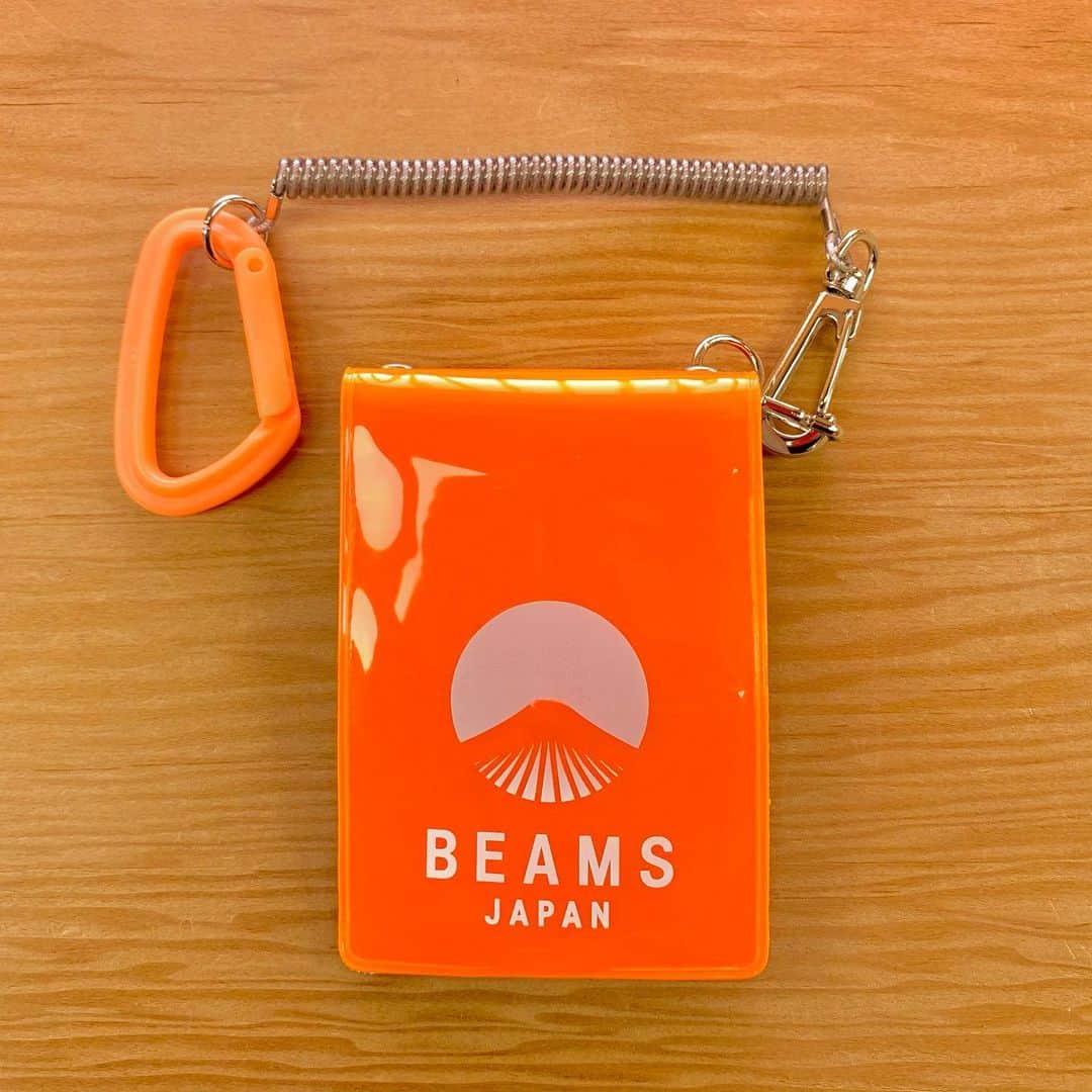 のインスタグラム：「〈NEW ARRIVAL〉  ＜バンダイ × BEAMS JAPAN＞の初コラボ 「食玩」の魅力を発信する 『食玩ジャパン』プロジェクトが始動  ーーーーーーーーーーーーーーーーーーーーーーーー  ① ビームス ジャパン 食服 がったいふく Tシャツ  ▼Item No. 56-82-0704-049 ¥7,000+tax （M,L）  『がったいふく』のベースになる マジックテープが本体についた 速乾性生地を使用した ＜ビームス ジャパン＞オリジナルのTシャツ。  ーーーーーーーーーーーーーーーーーーーーーーーー  ②③ ビームス ジャパン 食服 がったいふく  合体サコッシュ S,Mサイズ  ▼Item No. 56-82-0705-131 ¥4,000+tax （S）  ▼Item No. 56-82-0706-131 ¥3,800+tax （M）  オリジナルデザインのサコッシュ。 裏面にはマジックテープがついており、 ベースのTシャツに装着可能。 もちろん、単品での使用も可能な便利アイテムです。  ーーーーーーーーーーーーーーーーーーーーーーーー  ④ ビームス ジャパン 食服 がったいふく 合体バンダナ  ▼Item No. 56-82-0707-271 ¥2,600+tax  オリジナルデザインのバンダナ。 よく見ると柄の中には富士山の形が隠されています。付属のカラビナで本体に引っ掛けても良し、 ひもを使って肩に固定するのも良し、 ユニークなバンダナです。 もちろん単品での使用も可能です。  ーーーーーーーーーーーーーーーーーーーーーーーー  ⑤ ビームス ジャパン 食服 がったいふく 合体パスケース  ▼Item No. 56-82-0708-877 ¥2,300+tax   オリジナルデザインのベースＴシャツに 合体できるリフレクターパスケース。 裏面のマジックテープやカラビナで ベースTシャツに装着します。 カラビナは蓄光仕様で、 光を反射する本体との機能面での コントラストが特徴で単品での使用も 可能なアイテムに仕上がっています。  ーーーーーーーーーーーーーーーーーーーーーーーー  ＜BANDAI＞の『食玩』をオマージュして ＜ビームス ジャパン＞が提案する『食服』は、 食品服飾の略で、いわゆる”おまけ”として 服飾アイテムを添付した商品です。  食玩でもよく見られる、 コレクター心をくすぐる要素でもある、 集める+合体を取り入れた アパレルアイテムに仕上がりました。ガム1つ入り。  ーーーーーーーーーーーーーーーーーーーーーーーー  ▼お問い合わせ電話番号 BEAMS JAPAN 1F ☎︎ 03-5368-7314  #beams  #beamsjapan  #beamsjapan1st  #ビームスジャパン #新宿 #新宿三丁目 #BANDAI #バンダイ #食服 #合体服 #食玩ジャパン」