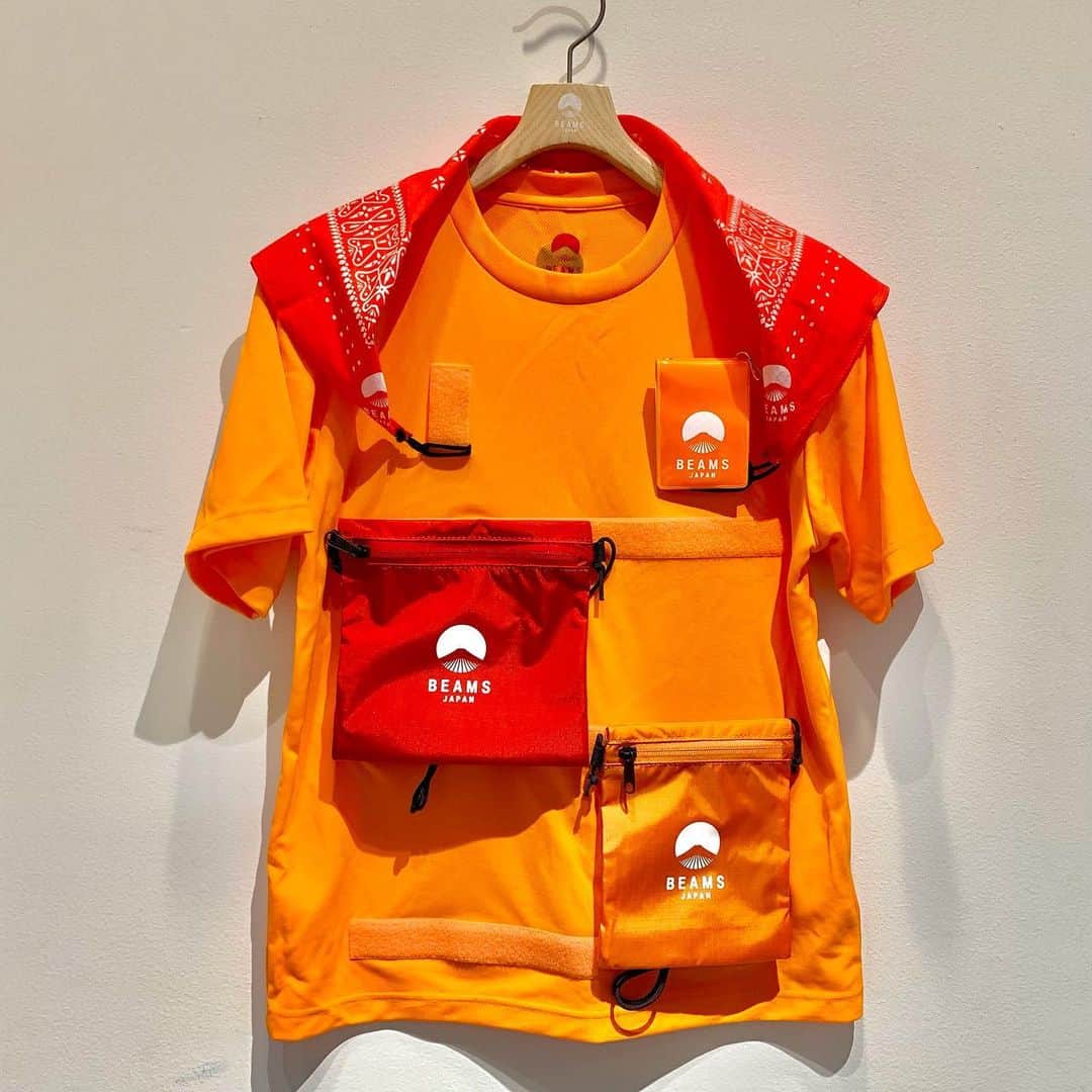 のインスタグラム：「〈NEW ARRIVAL〉  ＜バンダイ × BEAMS JAPAN＞の初コラボ 「食玩」の魅力を発信する 『食玩ジャパン』プロジェクトが始動  ーーーーーーーーーーーーーーーーーーーーーーーー  ① ビームス ジャパン 食服 がったいふく Tシャツ  ▼Item No. 56-82-0704-049 ¥7,000+tax （M,L）  『がったいふく』のベースになる マジックテープが本体についた 速乾性生地を使用した ＜ビームス ジャパン＞オリジナルのTシャツ。  ーーーーーーーーーーーーーーーーーーーーーーーー  ②③ ビームス ジャパン 食服 がったいふく  合体サコッシュ S,Mサイズ  ▼Item No. 56-82-0705-131 ¥3,800+tax （S）  ▼Item No. 56-82-0706-131 ¥4,000+tax （M）  オリジナルデザインのサコッシュ。 裏面にはマジックテープがついており、 ベースのTシャツに装着可能。 もちろん、単品での使用も可能な便利アイテムです。  ーーーーーーーーーーーーーーーーーーーーーーーー  ④ ビームス ジャパン 食服 がったいふく 合体バンダナ  ▼Item No. 56-82-0707-271 ¥2,300+tax   オリジナルデザインのバンダナ。 よく見ると柄の中には富士山の形が隠されています。付属のカラビナで本体に引っ掛けても良し、 ひもを使って肩に固定するのも良し、 ユニークなバンダナです。 もちろん単品での使用も可能です。  ーーーーーーーーーーーーーーーーーーーーーーーー  ⑤ ビームス ジャパン 食服 がったいふく 合体パスケース  ▼Item No. 56-82-0708-877 ¥2,600+tax  オリジナルデザインのベースＴシャツに 合体できるリフレクターパスケース。 裏面のマジックテープやカラビナで ベースTシャツに装着します。 カラビナは蓄光仕様で、 光を反射する本体との機能面での コントラストが特徴で単品での使用も 可能なアイテムに仕上がっています。  ーーーーーーーーーーーーーーーーーーーーーーーー  ＜BANDAI＞の『食玩』をオマージュして ＜ビームス ジャパン＞が提案する『食服』は、 食品服飾の略で、いわゆる”おまけ”として 服飾アイテムを添付した商品です。  食玩でもよく見られる、 コレクター心をくすぐる要素でもある、 集める+合体を取り入れた アパレルアイテムに仕上がりました。ガム1つ入り。  ーーーーーーーーーーーーーーーーーーーーーーーー  ▼お問い合わせ電話番号 BEAMS JAPAN 1F ☎︎ 03-5368-7314  #beams  #beamsjapan  #beamsjapan1st  #ビームスジャパン #新宿 #新宿三丁目 #BANDAI #バンダイ #食服 #合体服 #食玩ジャパン」