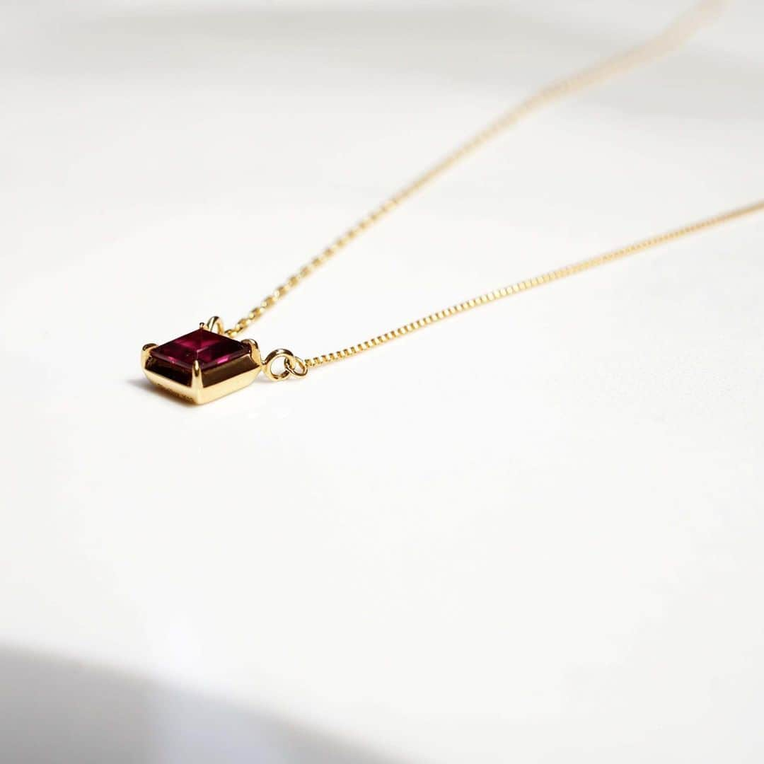 Shelby / Aki Hiroseさんのインスタグラム写真 - (Shelby / Aki HiroseInstagram)「【One n' Only】  18karat Yellow Rhodolite Garnet  シンプルながらもキリッとした存在感のあるカッティングとカラーのガーネットのネックレスです✨  さりげなく左右のチェーンのデザインが違うアシンメトリーデザイン。  深みのあるワインレッドが魅力的なロードライトガーネットです。  Online Shopにも掲載してます。  ーーーーーーーーーーーーーーーーーー Limited Shop以外にも中目黒のatelier officeにて予約制ではございますがご覧いただけます。ぜひお気軽にご連絡ください。（ご予約先 info@shelby8.com） ご遠方の方にはonline shopでご覧いただけるよう充実させてまいります。  【Online Shop】ーーーーーーーーーーーーー www.shelby8.com Brand Profile Page からも Linkできます。 ーーーーーーーーーーーーーーーーーーーーーー 【Contact Us 】info@shelby8.com ーーーーーーーーーーーーーーーーーーーーーー」1月11日 17時13分 - shelby.aki