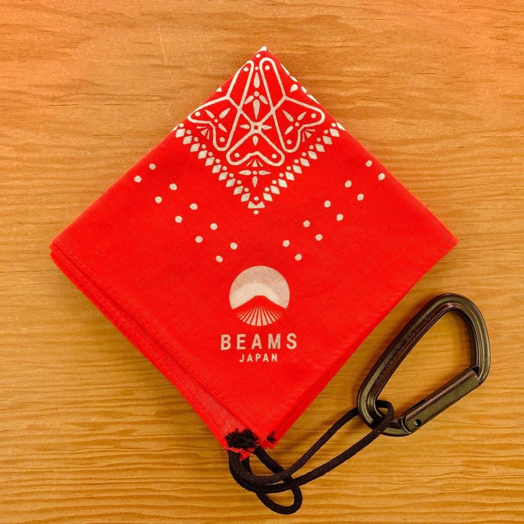 のインスタグラム：「〈NEW ARRIVAL〉  ＜バンダイ × BEAMS JAPAN＞の初コラボ 「食玩」の魅力を発信する 『食玩ジャパン』プロジェクトが始動  ーーーーーーーーーーーーーーーーーーーーーーーー  ① ビームス ジャパン 食服 がったいふく Tシャツ  ▼Item No. 56-82-0704-049 ¥7,000+tax （M,L）  『がったいふく』のベースになる マジックテープが本体についた 速乾性生地を使用した ＜ビームス ジャパン＞オリジナルのTシャツ。  ーーーーーーーーーーーーーーーーーーーーーーーー  ②③ ビームス ジャパン 食服 がったいふく  合体サコッシュ S,Mサイズ  ▼Item No. 56-82-0705-131 ¥3,800+tax （S）  ▼Item No. 56-82-0706-131 ¥4,000+tax （M）  オリジナルデザインのサコッシュ。 裏面にはマジックテープがついており、 ベースのTシャツに装着可能。 もちろん、単品での使用も可能な便利アイテムです。  ーーーーーーーーーーーーーーーーーーーーーーーー  ④ ビームス ジャパン 食服 がったいふく 合体バンダナ  ▼Item No. 56-82-0707-271 ¥2,300+tax   オリジナルデザインのバンダナ。 よく見ると柄の中には富士山の形が隠されています。付属のカラビナで本体に引っ掛けても良し、 ひもを使って肩に固定するのも良し、 ユニークなバンダナです。 もちろん単品での使用も可能です。  ーーーーーーーーーーーーーーーーーーーーーーーー  ⑤ ビームス ジャパン 食服 がったいふく 合体パスケース  ▼Item No. 56-82-0708-877 ¥2,600+tax  オリジナルデザインのベースＴシャツに 合体できるリフレクターパスケース。 裏面のマジックテープやカラビナで ベースTシャツに装着します。 カラビナは蓄光仕様で、 光を反射する本体との機能面での コントラストが特徴で単品での使用も 可能なアイテムに仕上がっています。  ーーーーーーーーーーーーーーーーーーーーーーーー  ＜BANDAI＞の『食玩』をオマージュして ＜ビームス ジャパン＞が提案する『食服』は、 食品服飾の略で、いわゆる”おまけ”として 服飾アイテムを添付した商品です。  食玩でもよく見られる、 コレクター心をくすぐる要素でもある、 集める+合体を取り入れた アパレルアイテムに仕上がりました。ガム1つ入り。  ーーーーーーーーーーーーーーーーーーーーーーーー  ▼お問い合わせ電話番号 BEAMS JAPAN 1F ☎︎ 03-5368-7314  #beams  #beamsjapan  #beamsjapan1st  #ビームスジャパン #新宿 #新宿三丁目 #BANDAI #バンダイ #食服 #合体服 #食玩ジャパン」