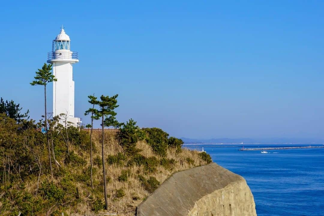 福島県さんのインスタグラム写真 - (福島県Instagram)「【鵜ノ尾埼（うのおさき）灯台】  松川浦の北端、鵜ノ尾岬に立つ白亜の灯台です。周辺は県立自然公園に指定される松川浦。太平洋を望む風光明媚（めいび）な地です。灯台の内部を見学することはできませんが、遊歩道を散策しながら相馬港や松川浦の眺望を楽しむことができますよ。  #鵜ノ尾埼灯台 #相馬市 #相双地方 #福島県 #somacity #fukushima #traveljapan #futurefromfukushima #ふくしまからはじめよう #新しい生活様式からはじめよう」1月11日 17時15分 - realize_fukushima