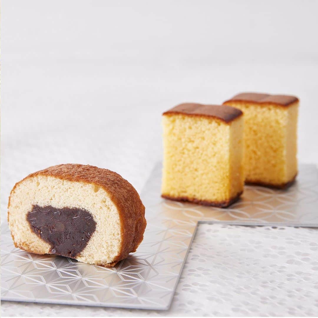 NEWoMan_officialさんのインスタグラム写真 - (NEWoMan_officialInstagram)「[#JAPANESE_SWEETS] ・ [1,2枚目] 「お米のあじ」を大切に手作りする〈富士見堂〉のお煎餅。千住ねぎ塩せんべいや、カレー山椒あられなど、6種類が味わえるセットです。華やかな山茶花のギフトボックスは、年始のご挨拶にもおすすめです。 ・ [3,4枚目] 長崎県島原の湧き水や卵を使用した自然の恵みたっぷりのカステラと、カステラ生地で自家製つぶあんを巻いたとら巻きのセット。こちらもお手土産にぴったりの、優しい味わいが魅力の詰め合わせです。 ・ えんなり　2F エキナカ  #富士見堂 東京日和〜山茶花〜 ¥1,556 #西善製菓舗  長崎カステラととらまきギフトセット　¥1,102  ※1月17日（日）までの限定販売 ＋tax ・ ※営業時間等の詳細については、ニュウマン新宿公式ホームページにてご案内いたします。 ・ #NEWoMan #newoman_shinjuku #ニュウマン #えんなり #せんべい #煎餅 #🍘 #和菓子 #カステラ #とらまき #gift #手土産 #ギフト #新宿土産 #JAPAN #お土産 #おやつ #和菓子好き #おやつタイム #甘いもの #お菓子 #TOKYO #新宿 #ニュウマン新宿」1月11日 17時15分 - newoman_shinjuku