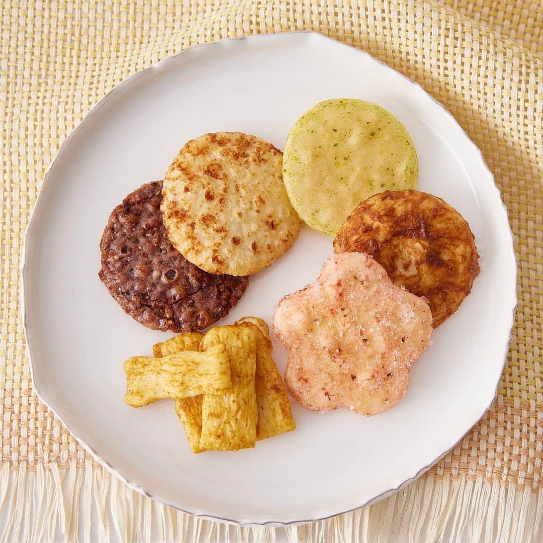 NEWoMan_officialさんのインスタグラム写真 - (NEWoMan_officialInstagram)「[#JAPANESE_SWEETS] ・ [1,2枚目] 「お米のあじ」を大切に手作りする〈富士見堂〉のお煎餅。千住ねぎ塩せんべいや、カレー山椒あられなど、6種類が味わえるセットです。華やかな山茶花のギフトボックスは、年始のご挨拶にもおすすめです。 ・ [3,4枚目] 長崎県島原の湧き水や卵を使用した自然の恵みたっぷりのカステラと、カステラ生地で自家製つぶあんを巻いたとら巻きのセット。こちらもお手土産にぴったりの、優しい味わいが魅力の詰め合わせです。 ・ えんなり　2F エキナカ  #富士見堂 東京日和〜山茶花〜 ¥1,556 #西善製菓舗  長崎カステラととらまきギフトセット　¥1,102  ※1月17日（日）までの限定販売 ＋tax ・ ※営業時間等の詳細については、ニュウマン新宿公式ホームページにてご案内いたします。 ・ #NEWoMan #newoman_shinjuku #ニュウマン #えんなり #せんべい #煎餅 #🍘 #和菓子 #カステラ #とらまき #gift #手土産 #ギフト #新宿土産 #JAPAN #お土産 #おやつ #和菓子好き #おやつタイム #甘いもの #お菓子 #TOKYO #新宿 #ニュウマン新宿」1月11日 17時15分 - newoman_shinjuku