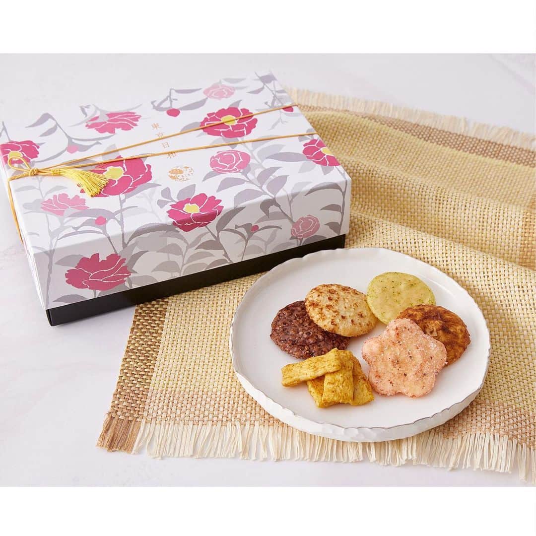 NEWoMan_officialさんのインスタグラム写真 - (NEWoMan_officialInstagram)「[#JAPANESE_SWEETS] ・ [1,2枚目] 「お米のあじ」を大切に手作りする〈富士見堂〉のお煎餅。千住ねぎ塩せんべいや、カレー山椒あられなど、6種類が味わえるセットです。華やかな山茶花のギフトボックスは、年始のご挨拶にもおすすめです。 ・ [3,4枚目] 長崎県島原の湧き水や卵を使用した自然の恵みたっぷりのカステラと、カステラ生地で自家製つぶあんを巻いたとら巻きのセット。こちらもお手土産にぴったりの、優しい味わいが魅力の詰め合わせです。 ・ えんなり　2F エキナカ  #富士見堂 東京日和〜山茶花〜 ¥1,556 #西善製菓舗  長崎カステラととらまきギフトセット　¥1,102  ※1月17日（日）までの限定販売 ＋tax ・ ※営業時間等の詳細については、ニュウマン新宿公式ホームページにてご案内いたします。 ・ #NEWoMan #newoman_shinjuku #ニュウマン #えんなり #せんべい #煎餅 #🍘 #和菓子 #カステラ #とらまき #gift #手土産 #ギフト #新宿土産 #JAPAN #お土産 #おやつ #和菓子好き #おやつタイム #甘いもの #お菓子 #TOKYO #新宿 #ニュウマン新宿」1月11日 17時15分 - newoman_shinjuku