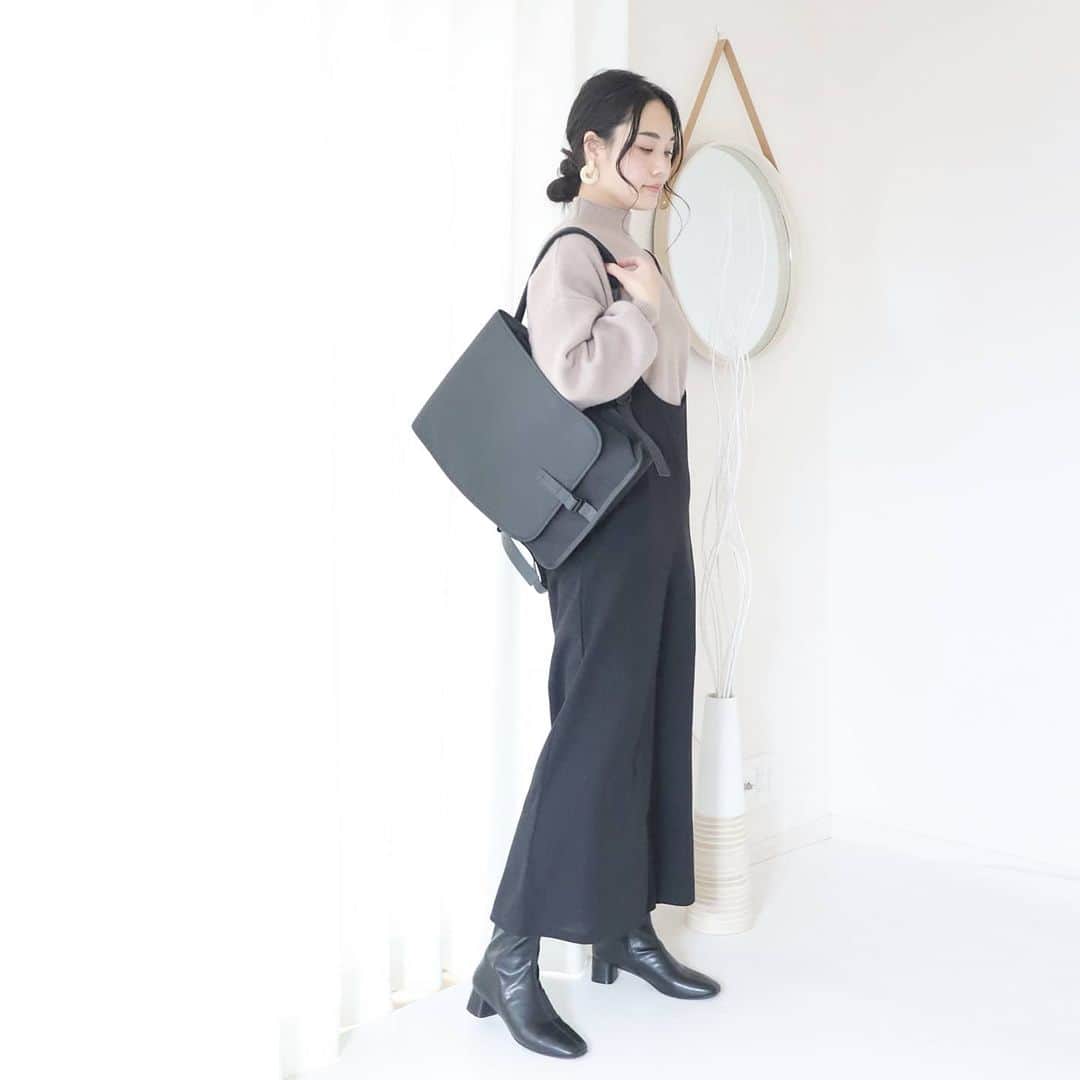 Eri Satoのインスタグラム：「black×graygeコーデ · tops: @titivatejp  shoes: @lisavicky_japan  bag: @topologie_jp · 仕事スタイルにぴったりな Topologie ( @topologie_jp ) のバックパック ノートPCも入れやすいし 仕切りやポケットもあって使いやすいよ！ 色展開も豊富でユニセックスなデザインが素敵🤗 · 15%OFF クーポンコードがあるのでぜひ💛 👉tpster-15 有効期限 2021/04/30 まで (セール・キャンペーンアイテムはクーポン適応対象外) · #Topologie #RanselBackpack #Black #pr #バックパック #fifth#fifthtl#フィフス#fifthコーデ#カジュアル#トレンド#ニット#高身長コーデ#ママコーデ#カジュアルコーデ#ニットコーデ#バンツコーデ#fashion#ootd#ファッション#プチプラ#プチプラコーデ#mamagirl#locari#partegram」
