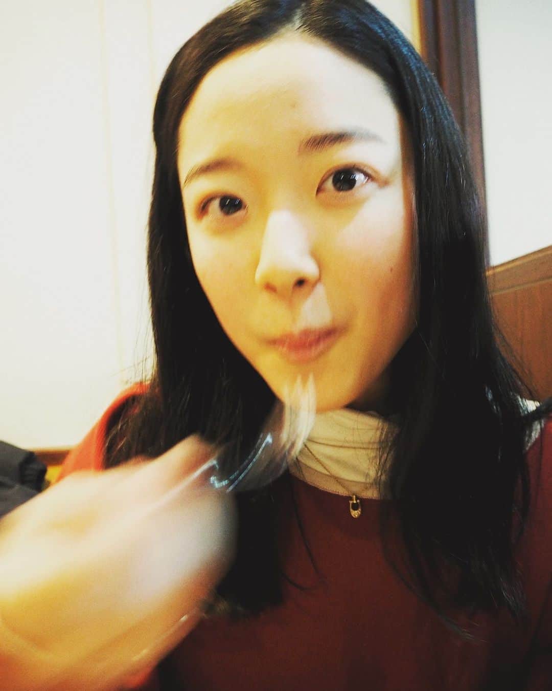 藤野涼子のインスタグラム：「. ぱくぱく、ぱくぱく ぱくぱく、ぱくぱく あらら、フォークがとまらない  チーズケーキってなんて美味しいの〜  Photo by なっちゃん  #チーズケーキ #ベイクドチーズケーキ #cheesecake #tartadequeso」