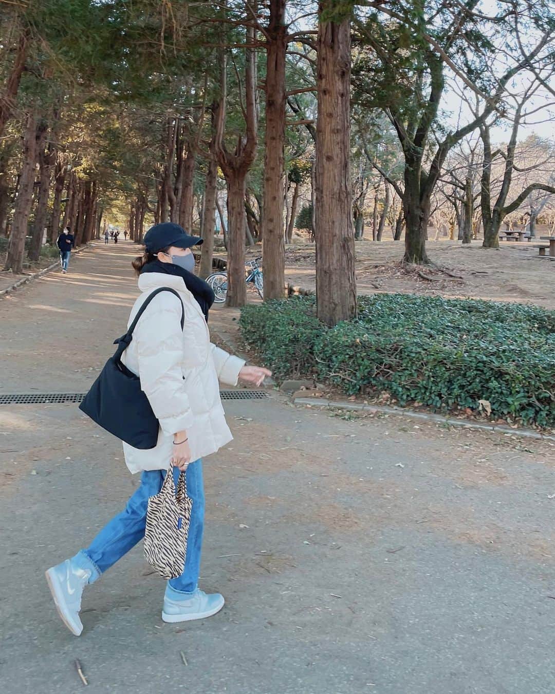 中川珠里さんのインスタグラム写真 - (中川珠里Instagram)「.  そろそろ本格さむ〜い公園🥶 定期的にモルちゃんに会いにいってます。 昨日はパパも一緒に。  わたしは触れないのだけど いつも30分くらいずーっと抱っこしてます☺️  優しい子に育っておくれ☺️💕」1月11日 17時26分 - juri1104