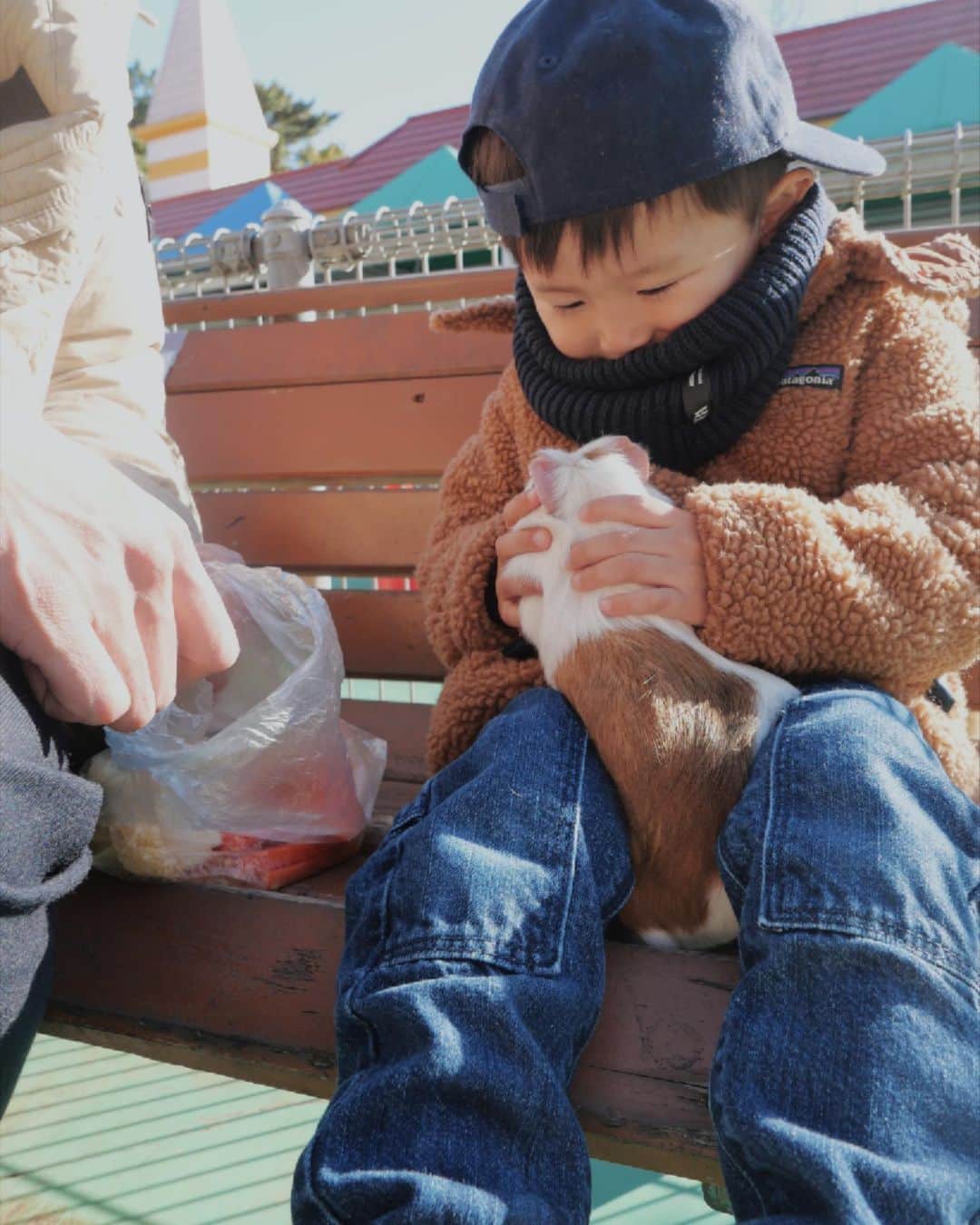中川珠里さんのインスタグラム写真 - (中川珠里Instagram)「.  そろそろ本格さむ〜い公園🥶 定期的にモルちゃんに会いにいってます。 昨日はパパも一緒に。  わたしは触れないのだけど いつも30分くらいずーっと抱っこしてます☺️  優しい子に育っておくれ☺️💕」1月11日 17時26分 - juri1104