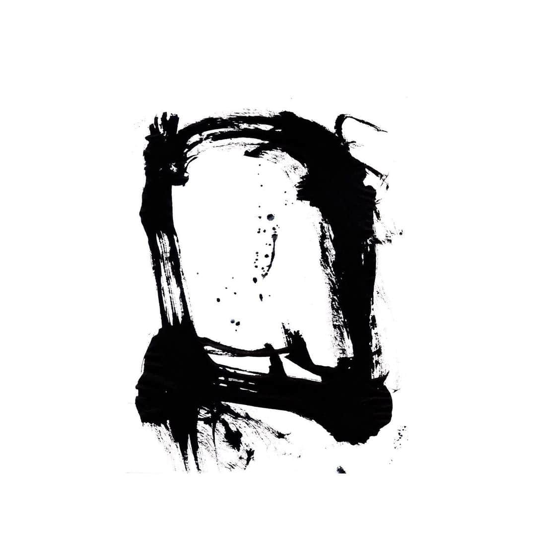 赤間紫動のインスタグラム：「.﻿ #calligraphy#calligrapher#japanesecalligraphy#drawing#art#artlife#artist#design#tokyo#japan#calligrafia#kaligrafi#caligrafo#blackandwhite#kanji#shodo#abstractpainting#abstractartist#abstractart#白黒#书道#서예#書道#書#墨#赤間紫動#shidoakama」
