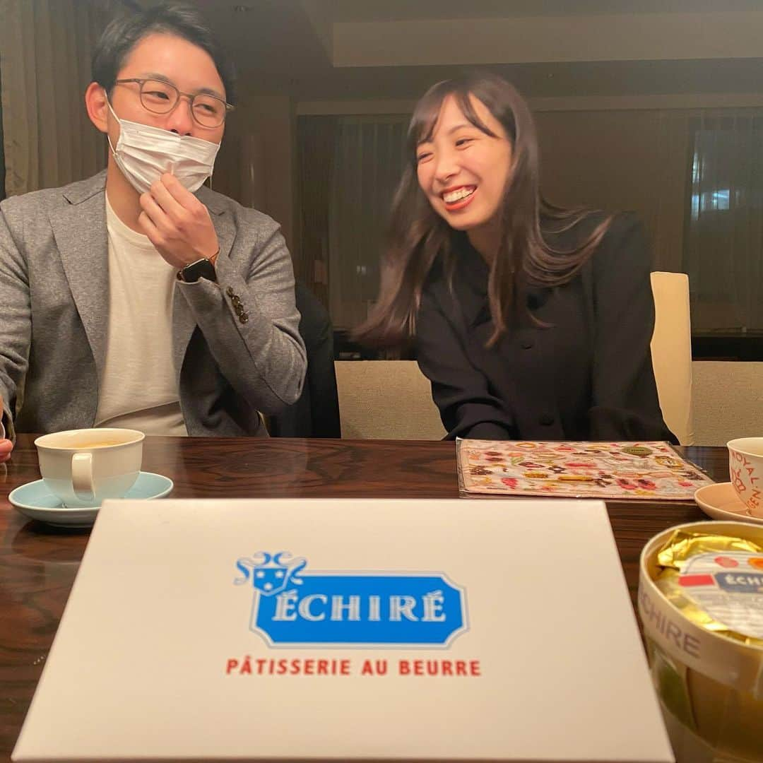 横田真一のインスタグラム：「泉岡結婚おめでとう㊗️🍾🎉🎉🍾🎊 どうやらヨコタゴルフベースで勤務中にナンパしたもよう 先輩の堀さんのお嬢様 日本は狭いな エシレのケーキと、おいらの大好きなエシレバーターをお土産に 相変わらずセンス良いな しかし吉本のNSCあがりのわりには笑わせてくれと言う振りには必ず答えずおもん無い  #グルメ#ボンサンテヨコタ#男子ゴルフ#ゴルフ女子#麻布十番#ナチュラルワイン#オーガニック#ゴルフレッスン#広尾レッスン#ヨコタゴルフベース#旅とゴルフ#グルメとゴルフ#横田真一チャンネル#ヨコシンのマニアックな世界」