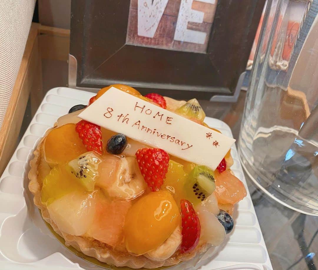 難波礼華のインスタグラム：「2021年1月11日 @homeharajuku  8th anniversary🎊💕 いつもご来店頂きありがとうございます🙇‍♀️ 25歳で始めたHOMEあっという間の8年間！ 2020年大変な時期もあったりと、 ここまで続けられたのは周りのみんなや ご来店頂いてるお客様がいたからです🥺 日々、感謝の気持ちを忘れずにこれからも頑張ります🙏 今後ともよろしくお願いします💕」
